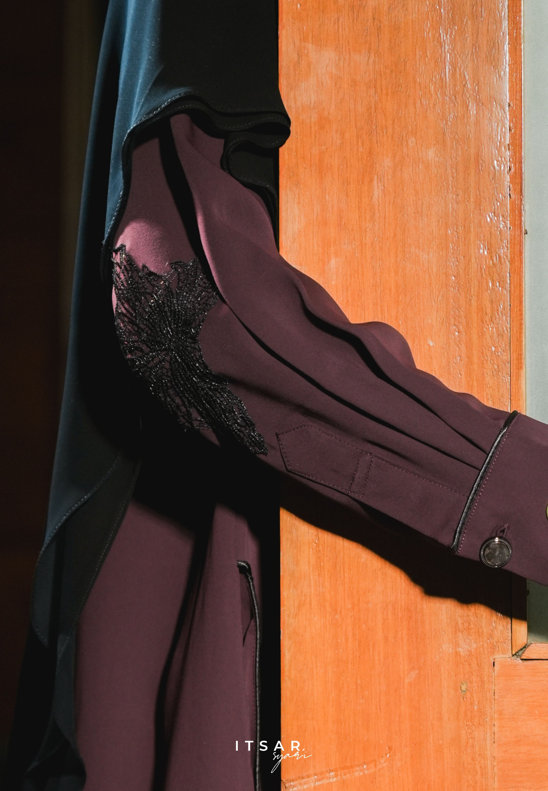 Najran Piping Lace Abaya