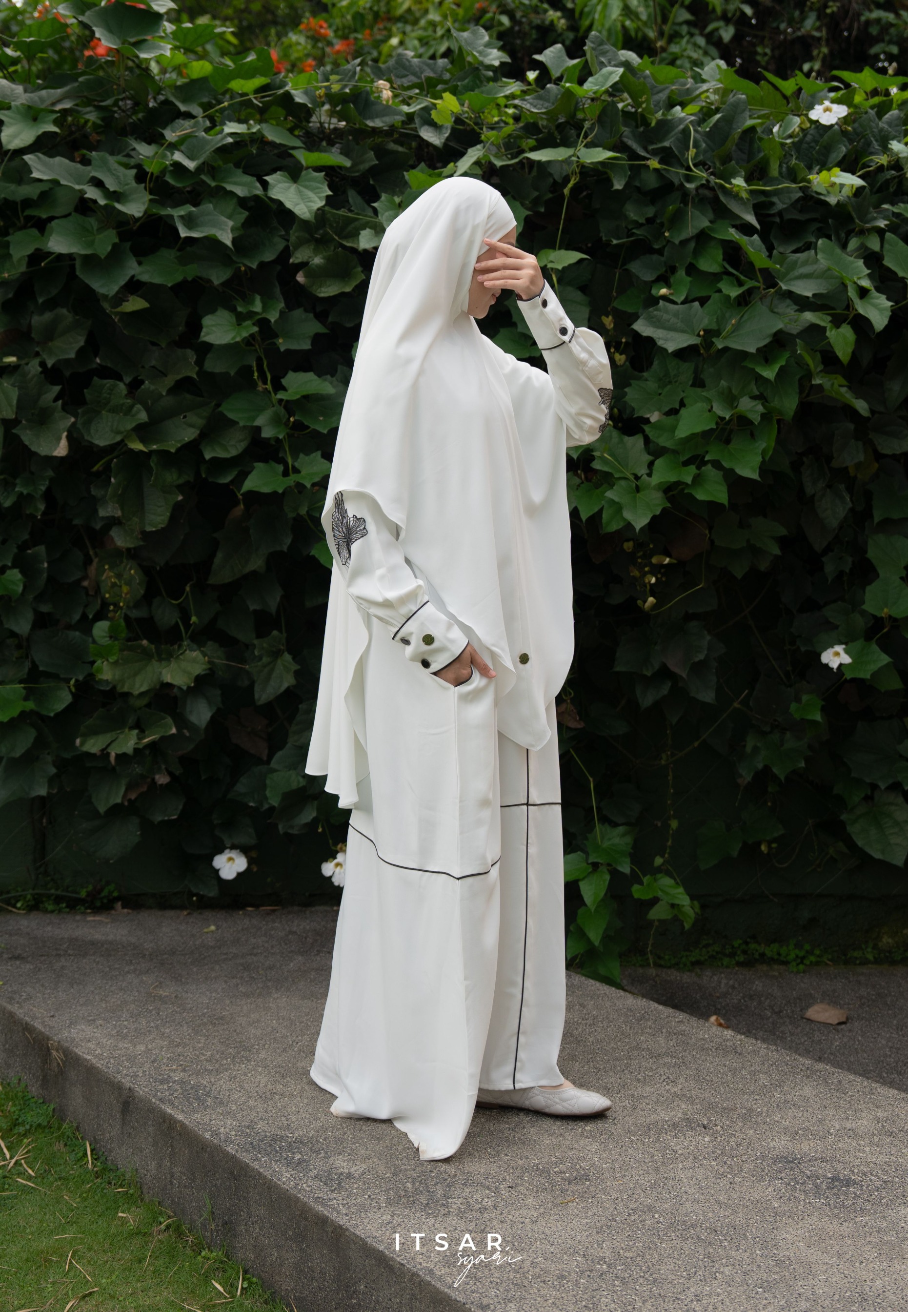 Najran Piping Lace Abaya