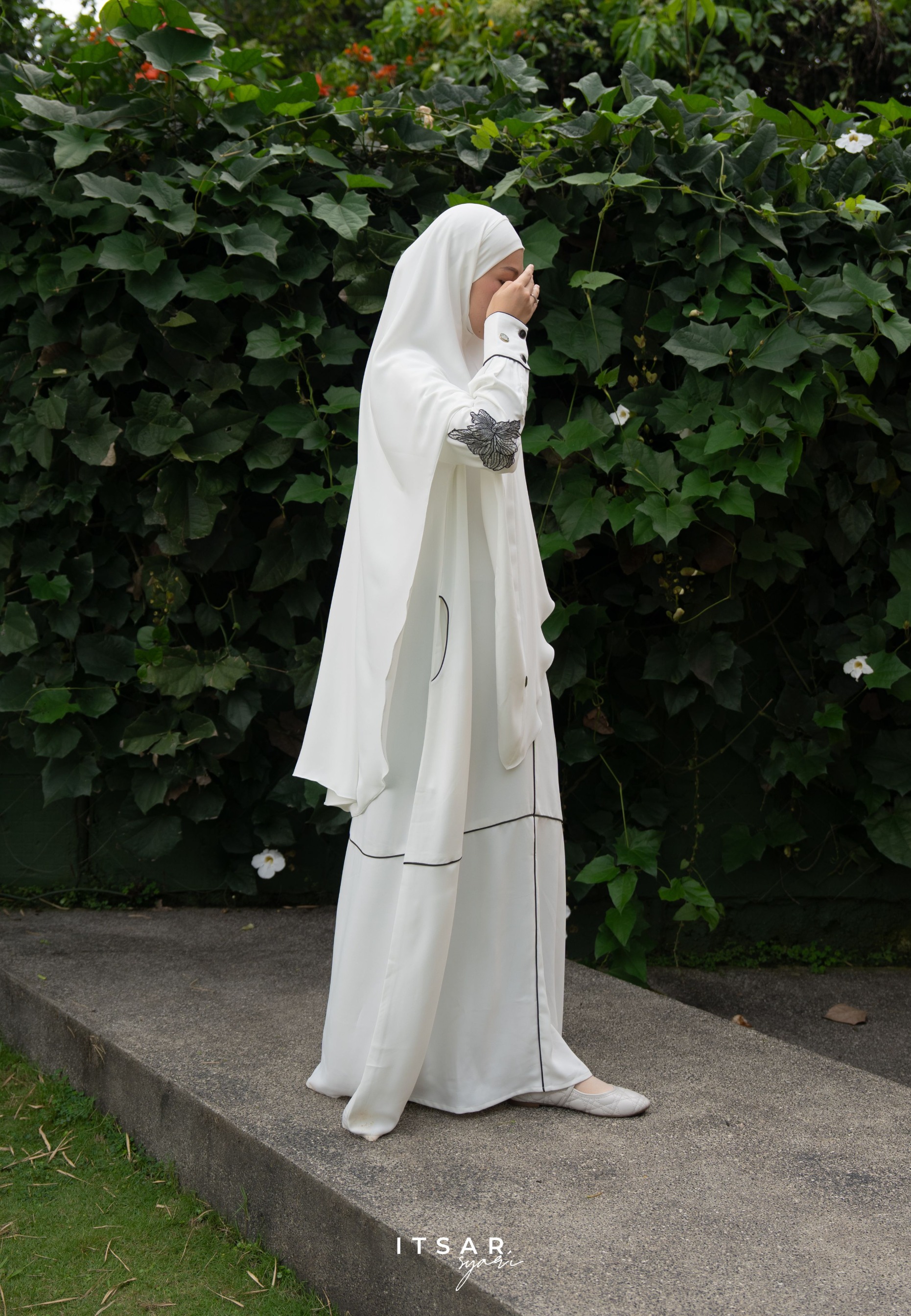 Najran Piping Lace Abaya