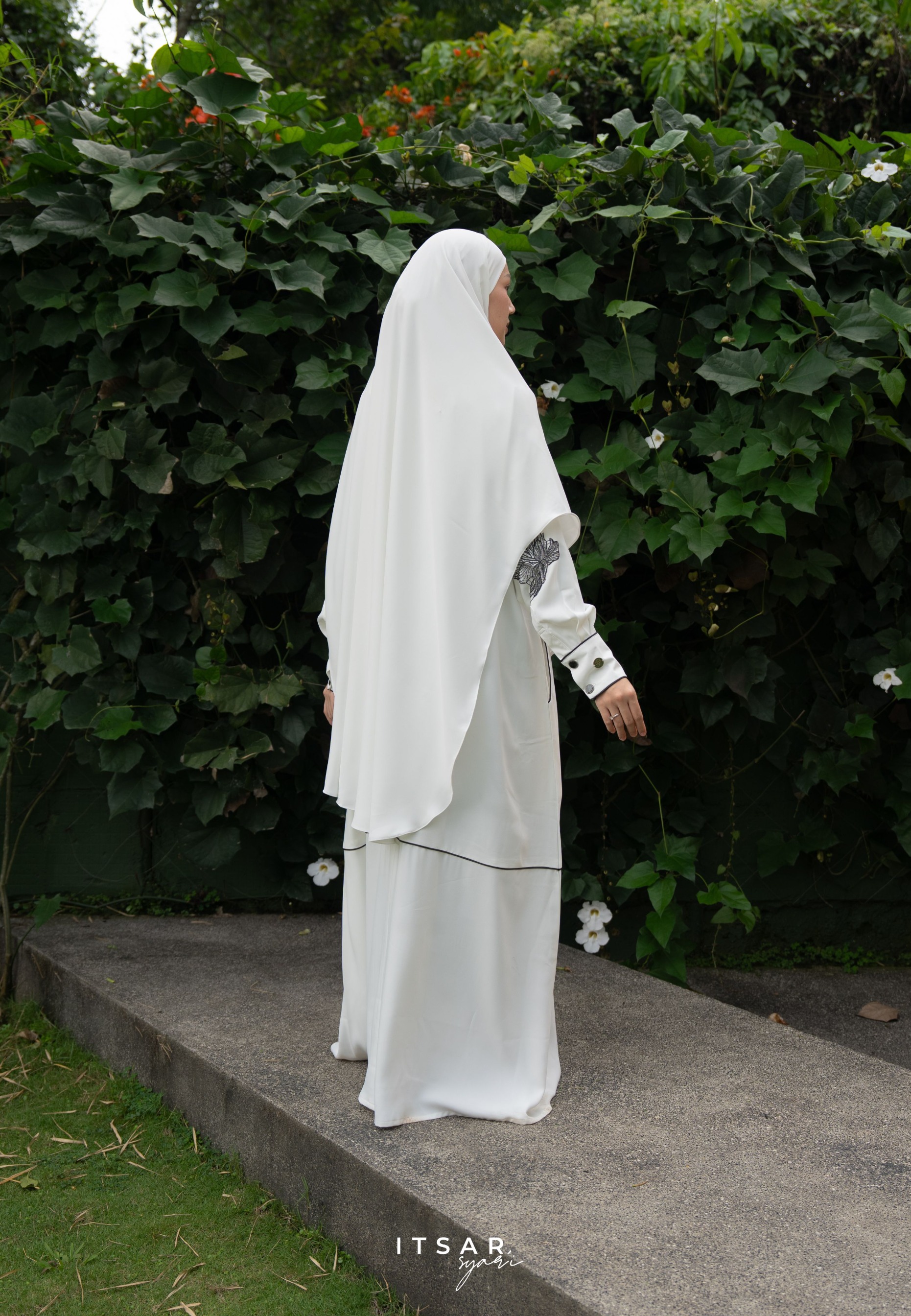 Najran Piping Lace Abaya