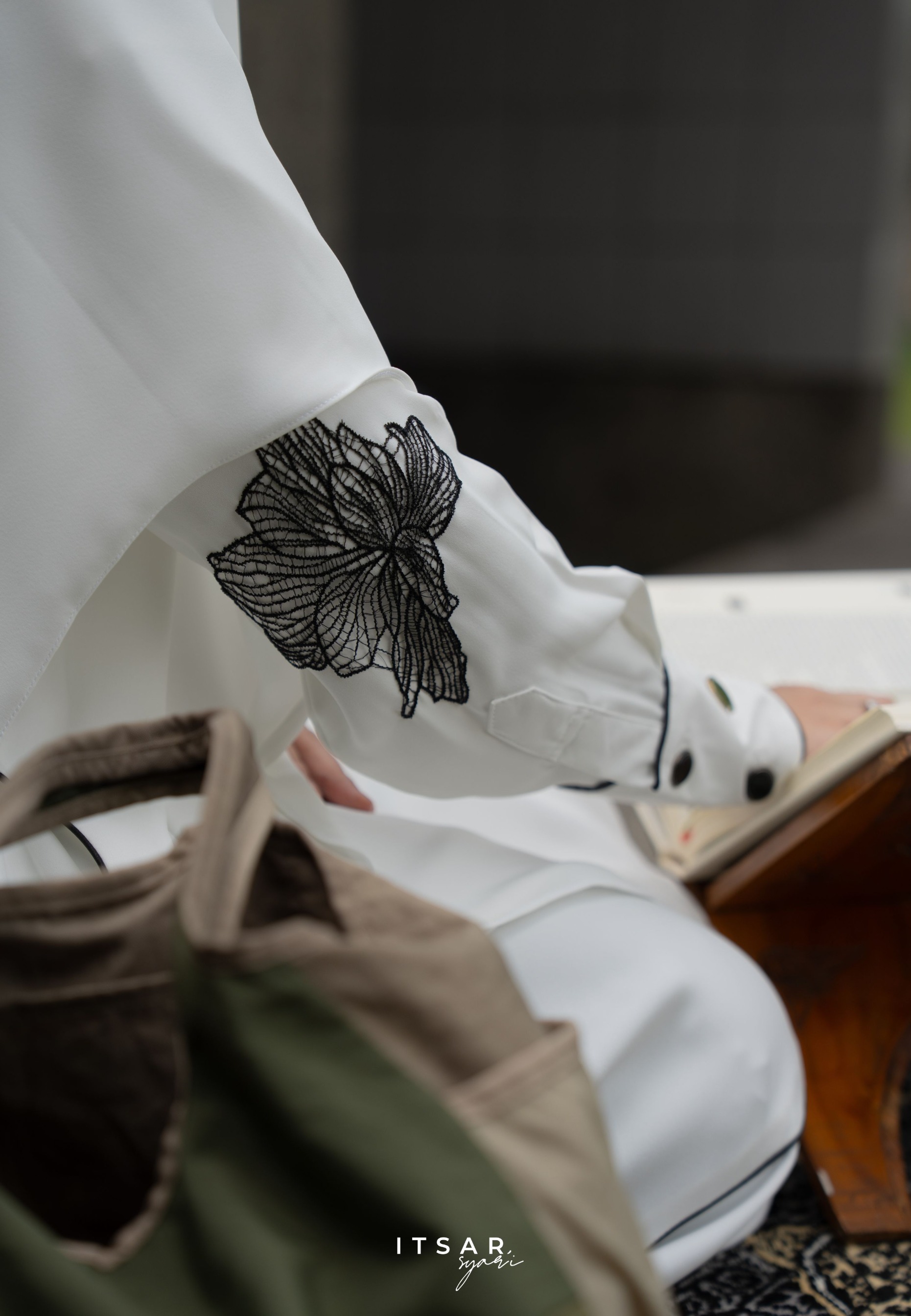 Najran Piping Lace Abaya