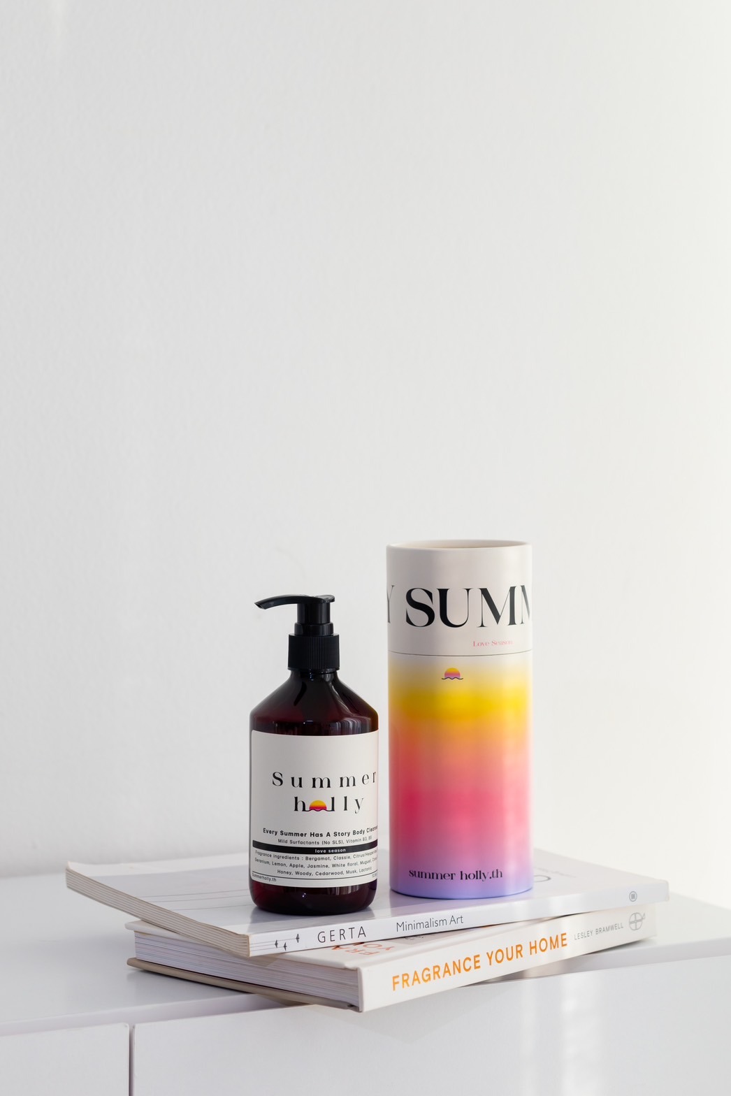 เจลอาบน้ำสูตรผิวนุ่มชุ่มชื้น มีวิตามิน B3,5 กลิ่น Beach please | Summer holly | Body cleanser