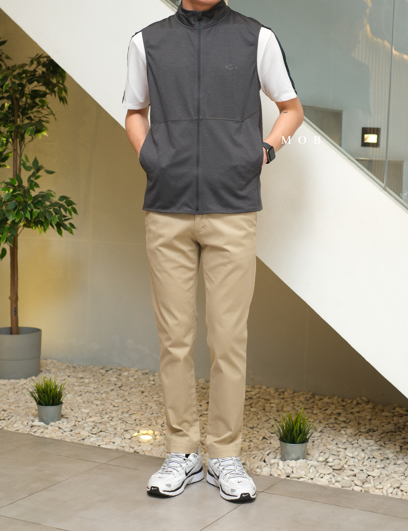 OAKVST01002 Gravity Range Vest Dark Grey