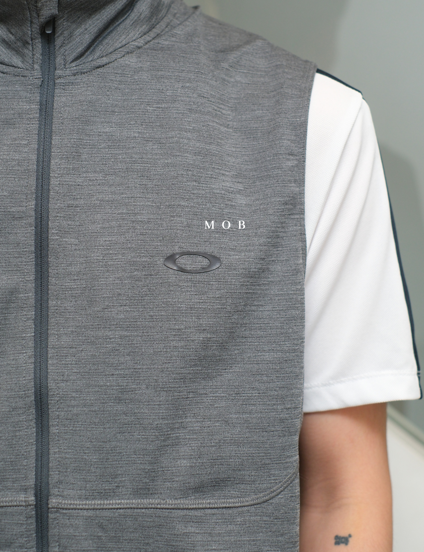 OAKVST01003 Gravity Range Vest Grey Misty