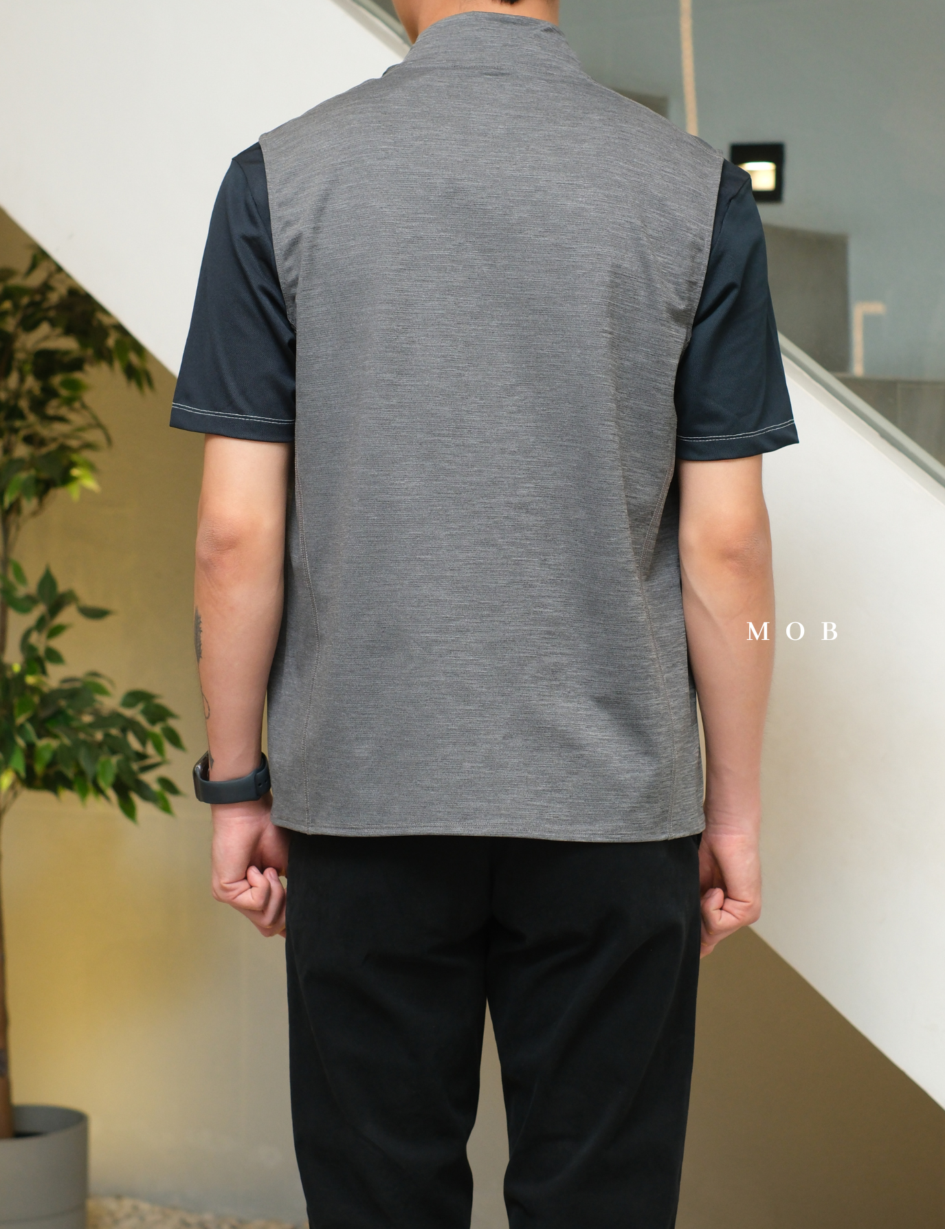 OAKVST01003 Gravity Range Vest Grey Misty
