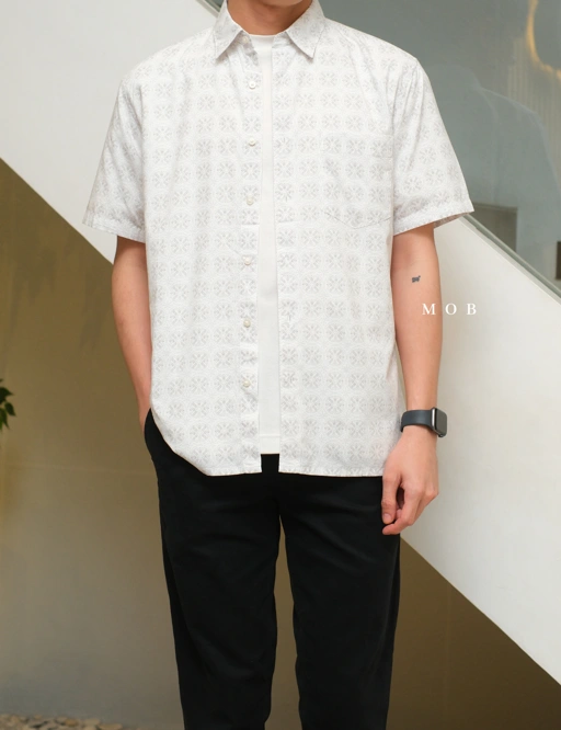 Image of UNQSSS05004 Batik SS Shirt White Graphic Flower