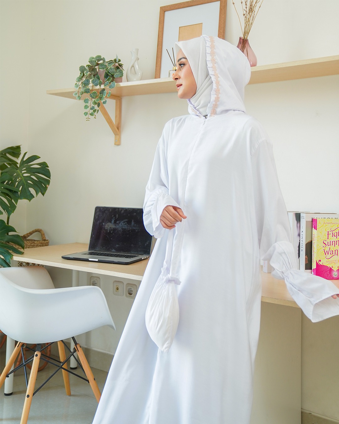Tiara 477 White