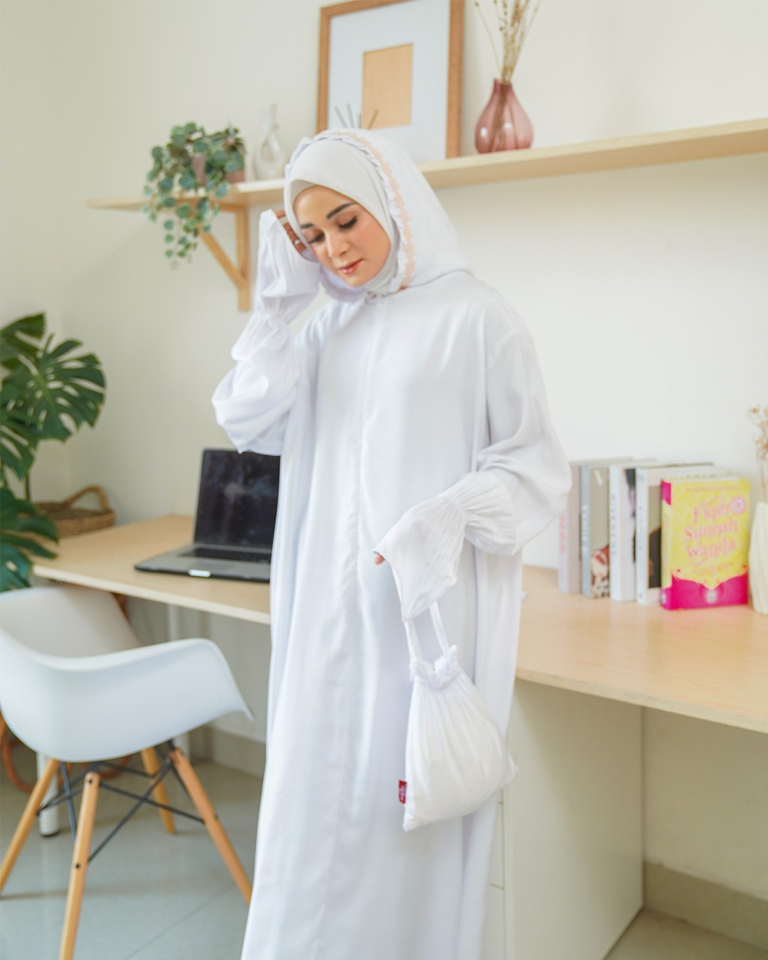 Tiara 477 White
