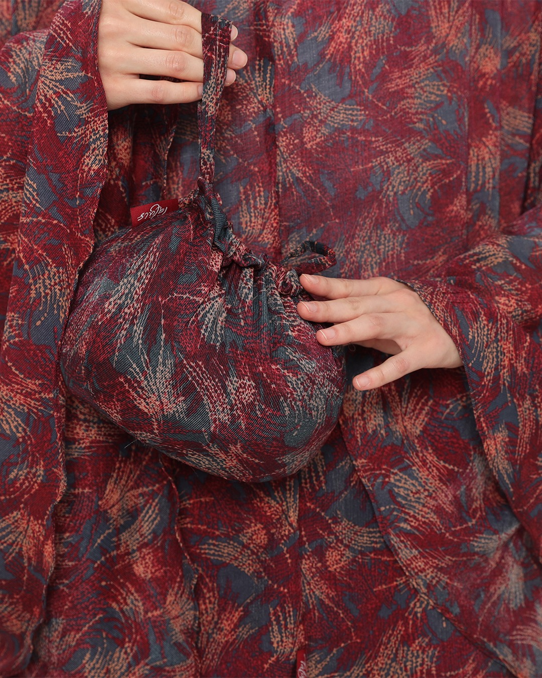 Tiara 542 Maroon
