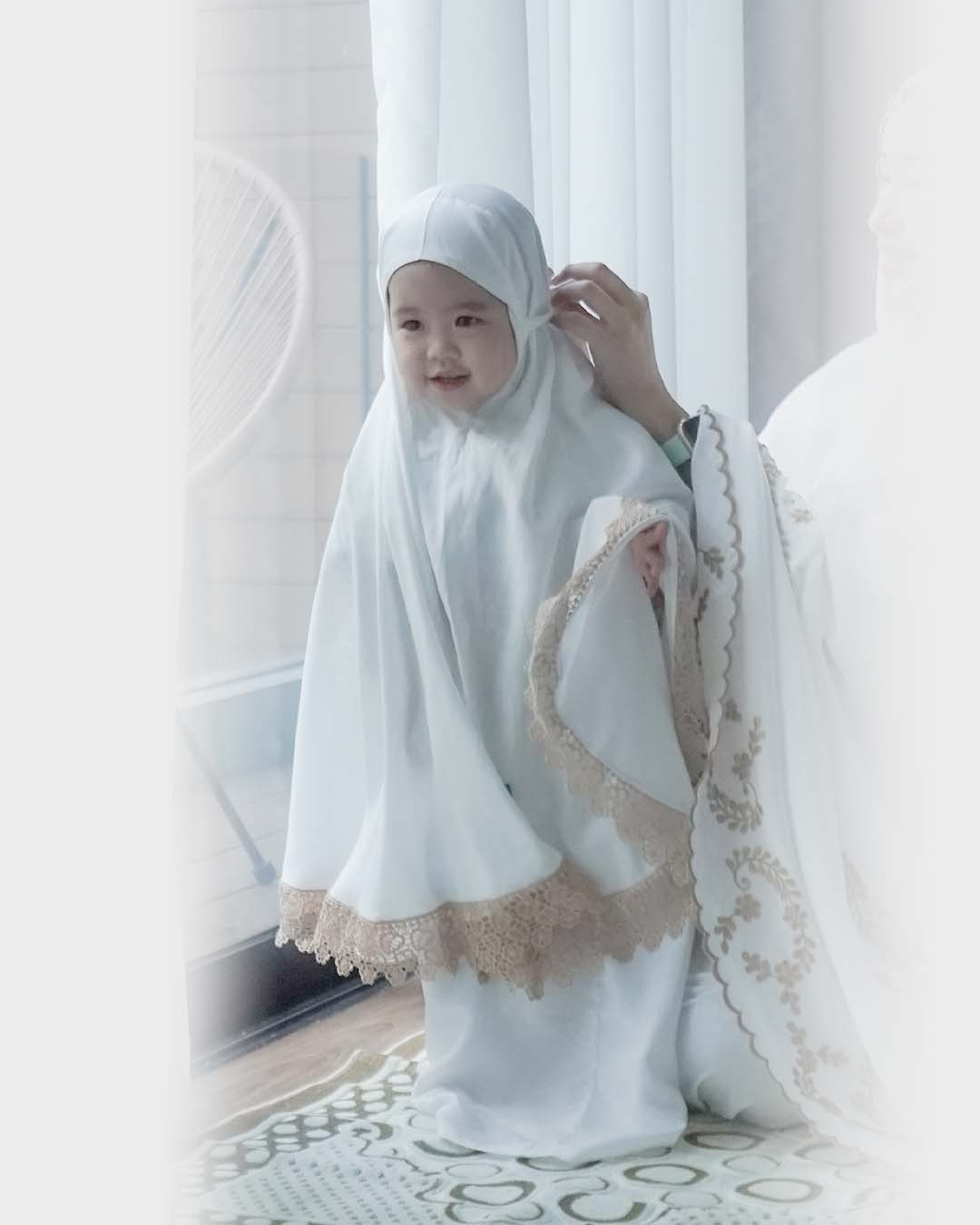 Tiara 577 Broken White Toddler