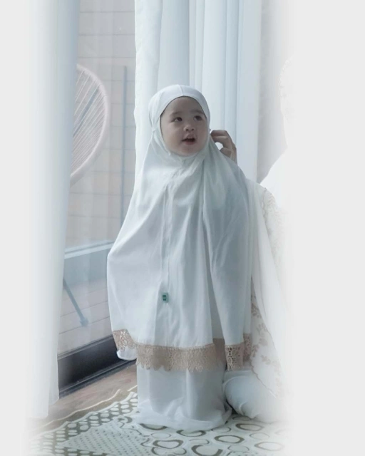 Image of Tiara 577 Broken White Toddler