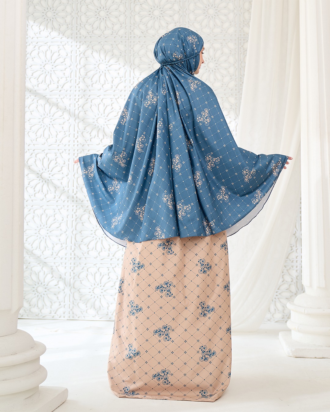Tiara 586 Blue