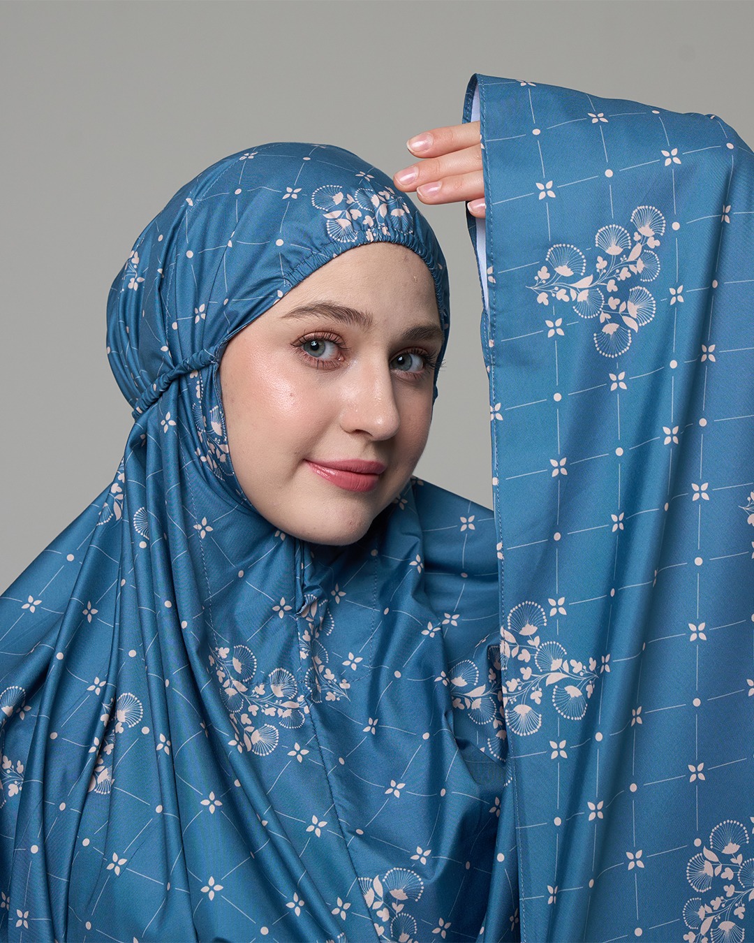 Tiara 620 Blue