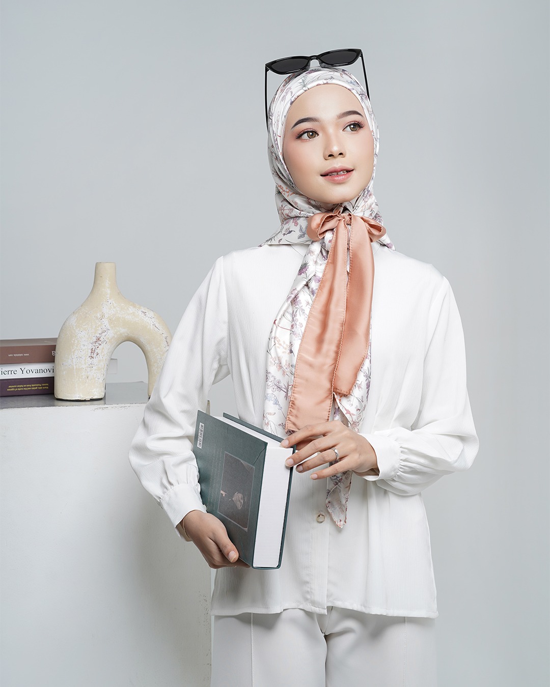 Winonamodes x Tatuis - Abloom Vintage Instan Scarf White