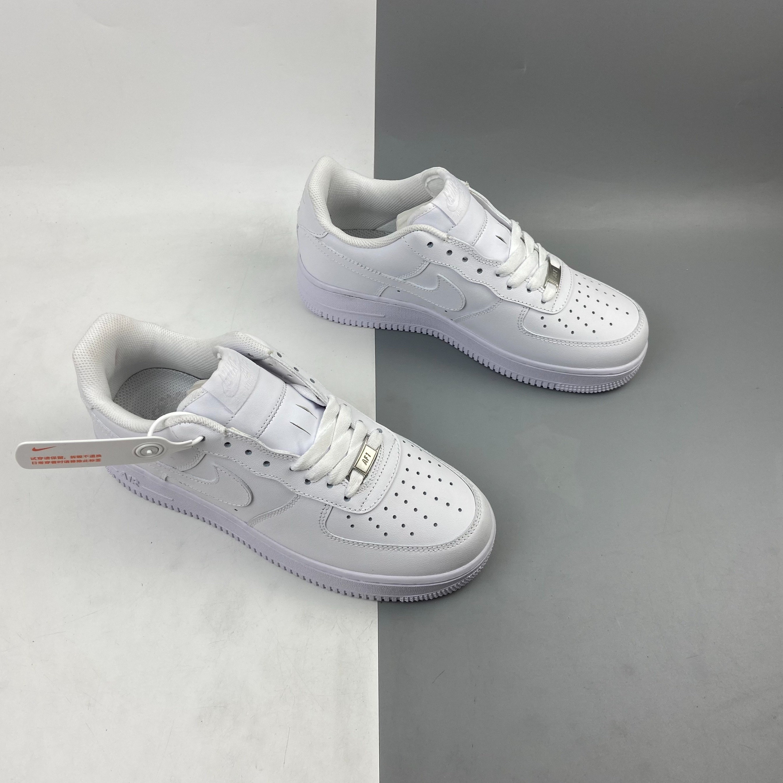 NIKE AIR FORCE 1 LOW - WHITE