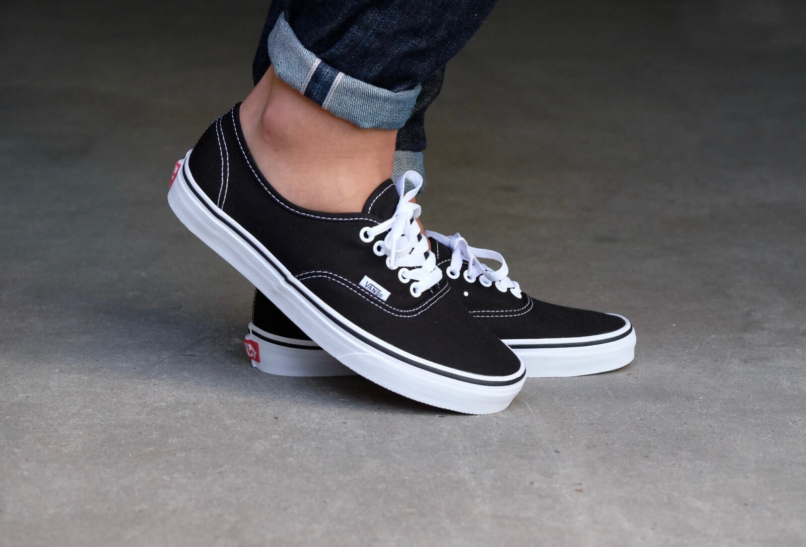 VANS AUTHENTIC - BLACK WHITE