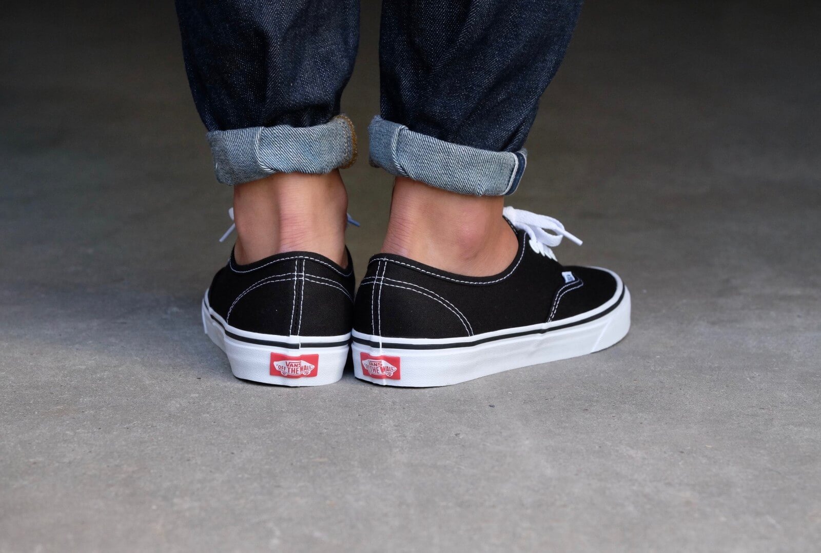 VANS AUTHENTIC - BLACK WHITE