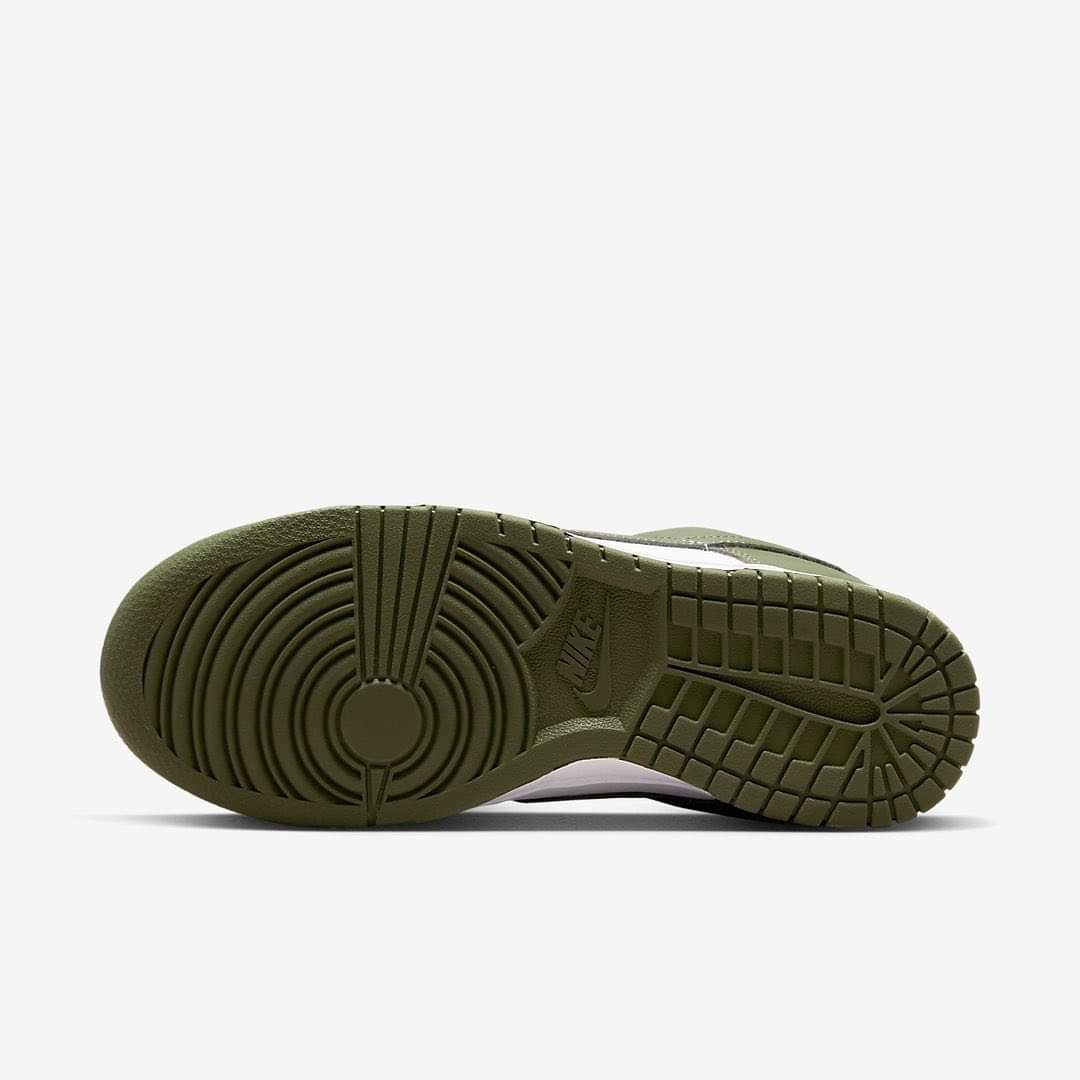 NIKE SB DUNK LOW "MEDIUM OLIVE"