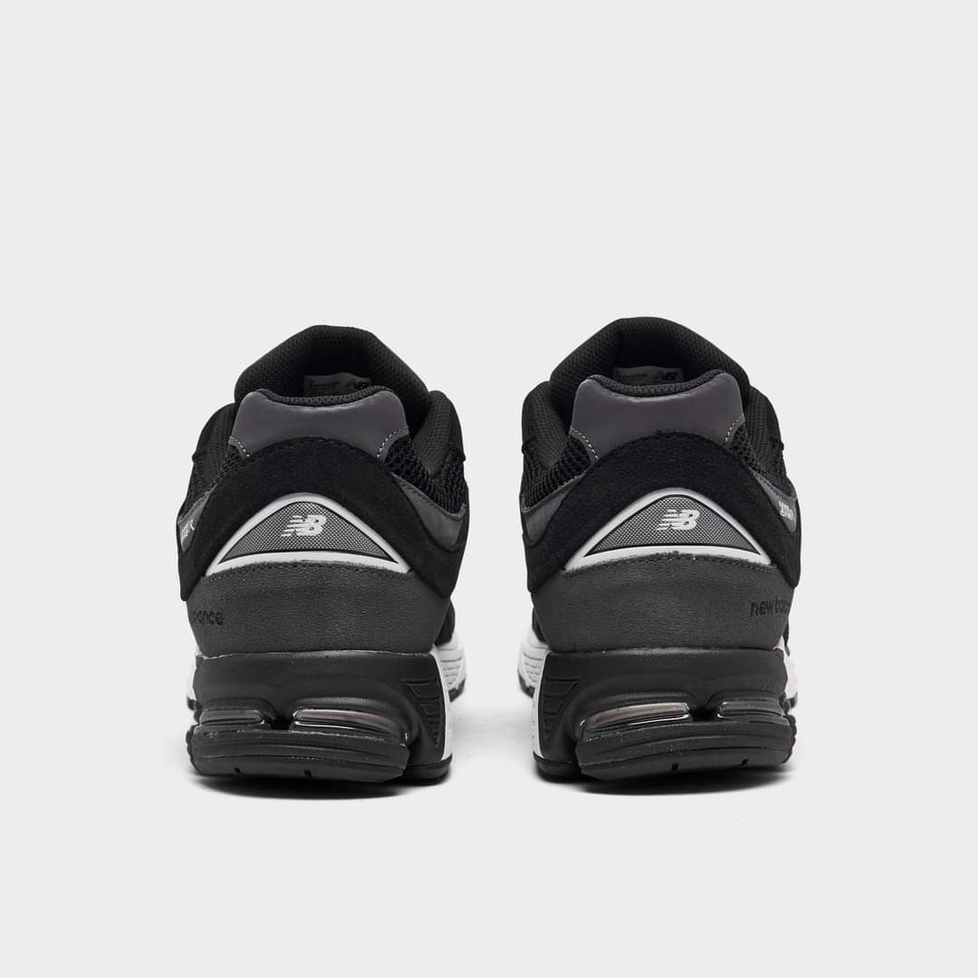 NEW BALANCE 2002R - BLACK DARK GREY