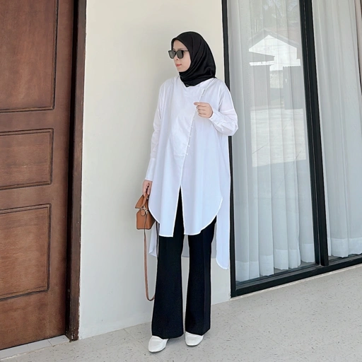 Image of HASYA LONG SHIRT - WHITE