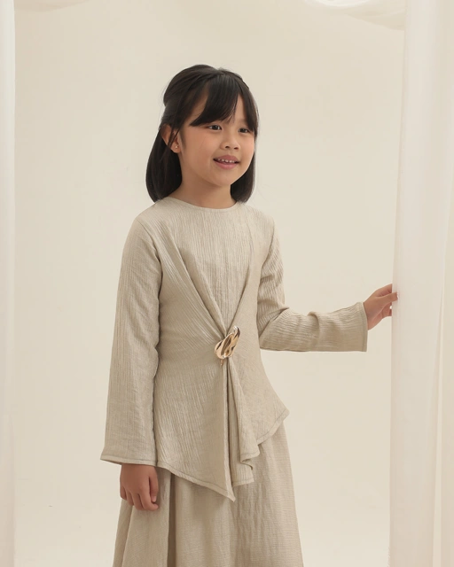 Image of Little Mira Blouse Kids | Blouse Anak Perempuan One Button Lengan Panjang | Atasan Elegan Raya Collection | Usia 7-8 Tahun | TutuKids
