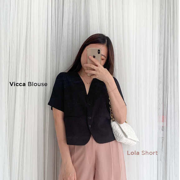 [Tutuloph] Vicca Blouse | Office Shirt | Atasan Kemeja Wanita Casual Fashion Kantor Blouse Kancing Lengan Pendek Top Bigsize