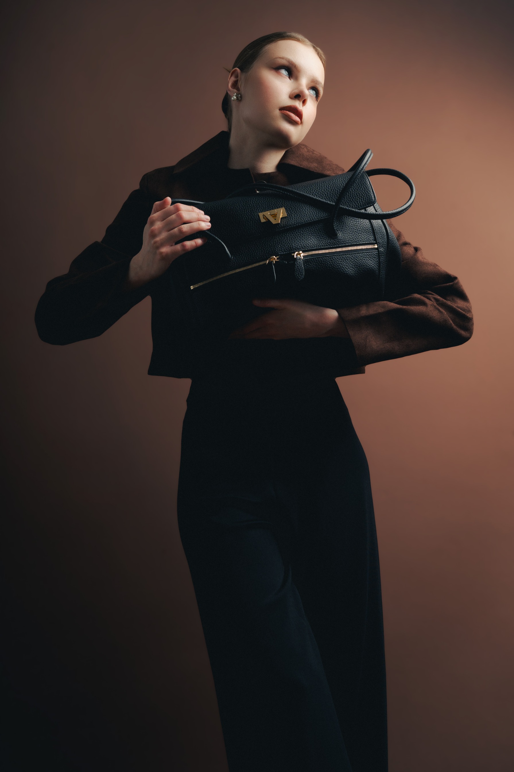 PO COSMO BLACK WITH ZIP POCKET Start Shipping End of October