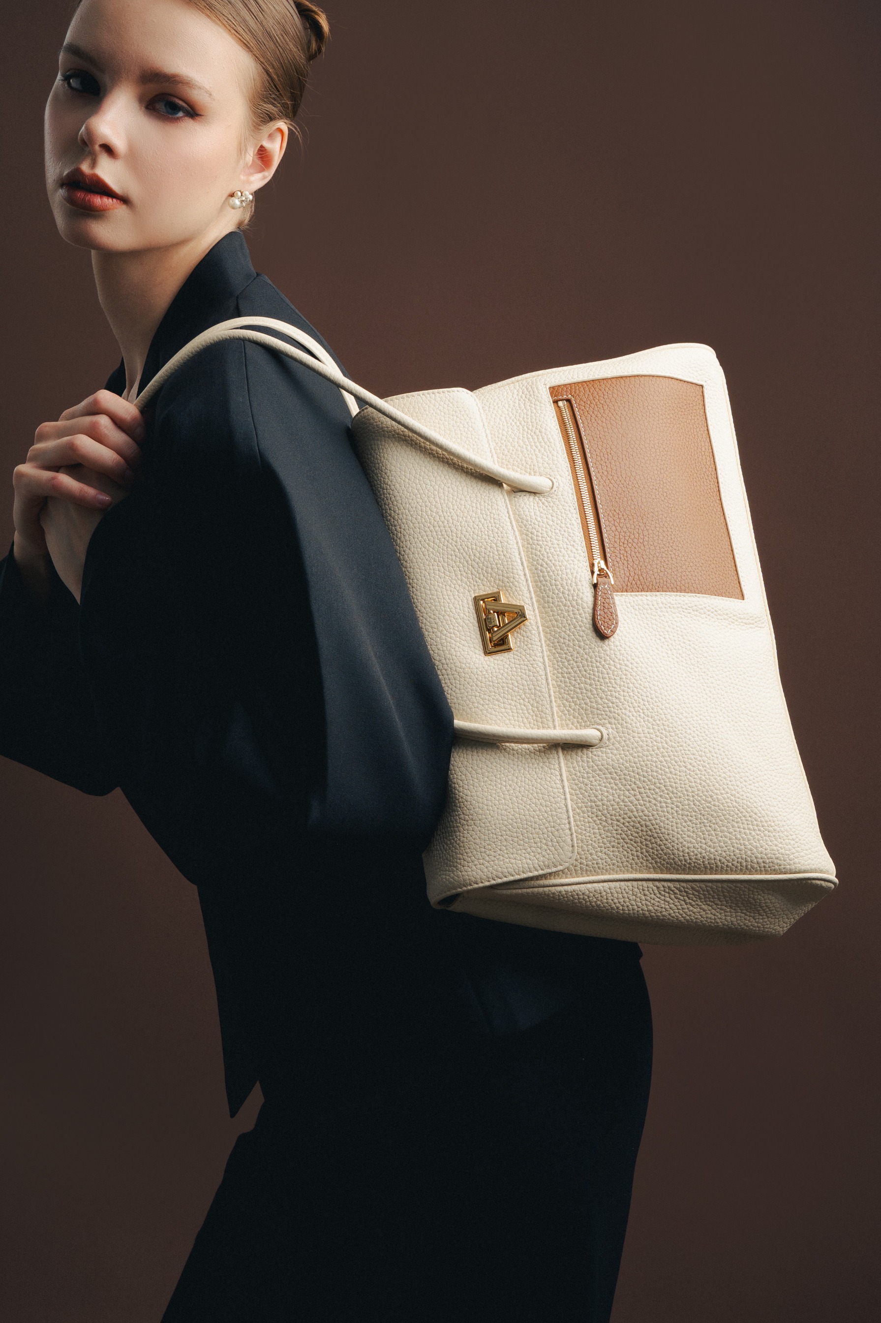 PO COSMO IVORY WITH GOLD POCKET START SHIPPING 25 SEPTEMBER 2026