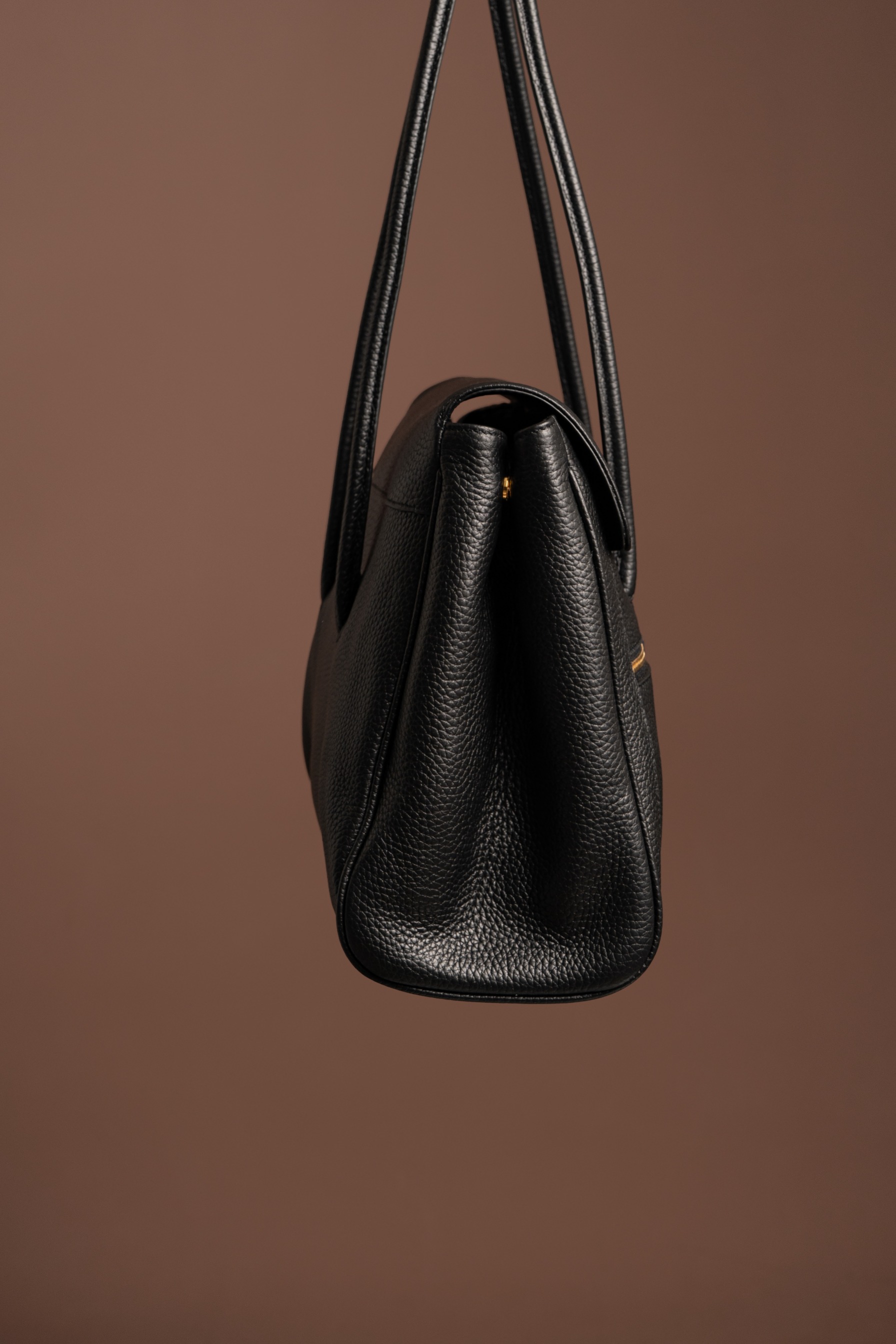 PO COSMO BLACK WITH ZIP POCKET Start Shipping End of October