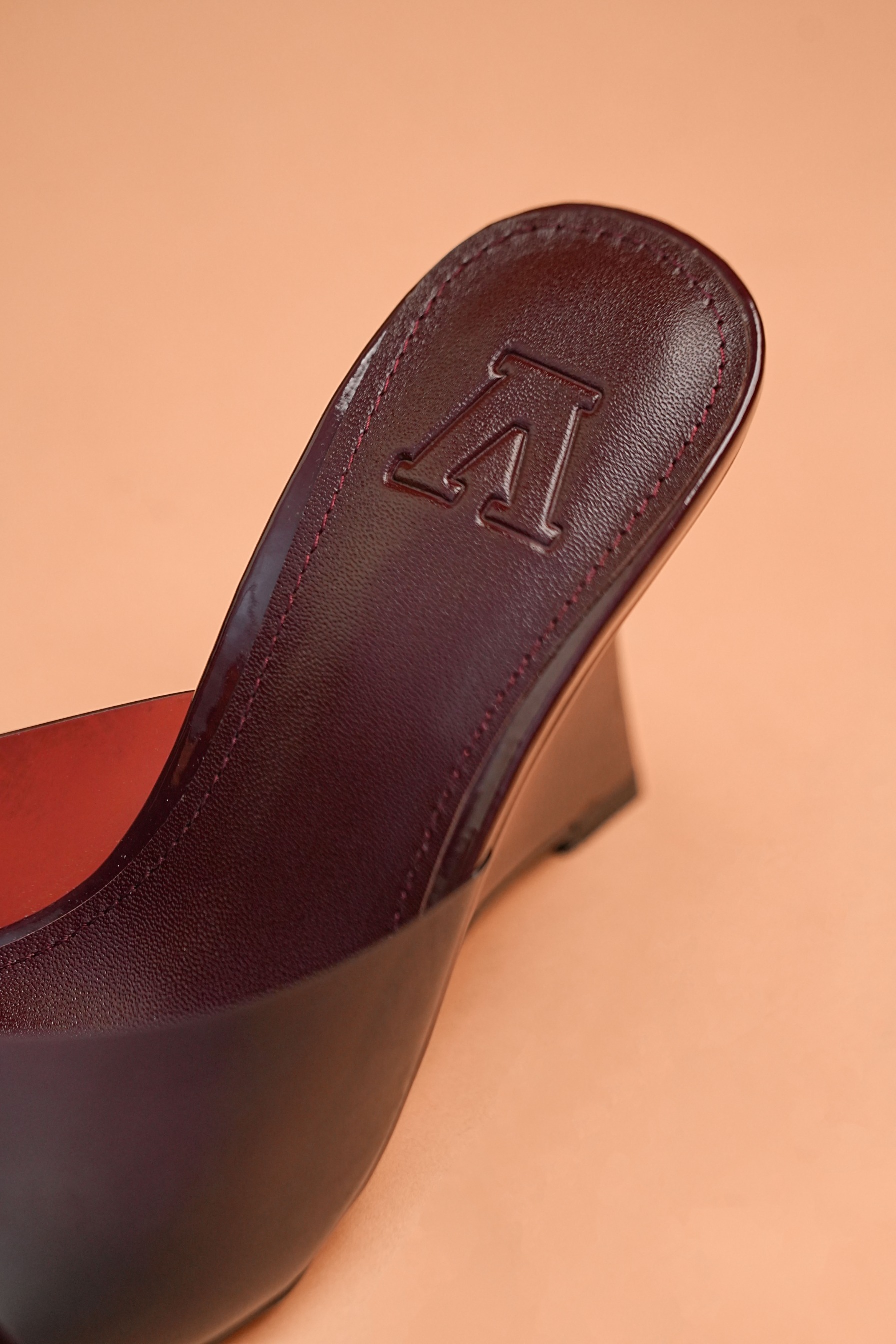 READY STOCK SIGNATURE WEDGES WINE