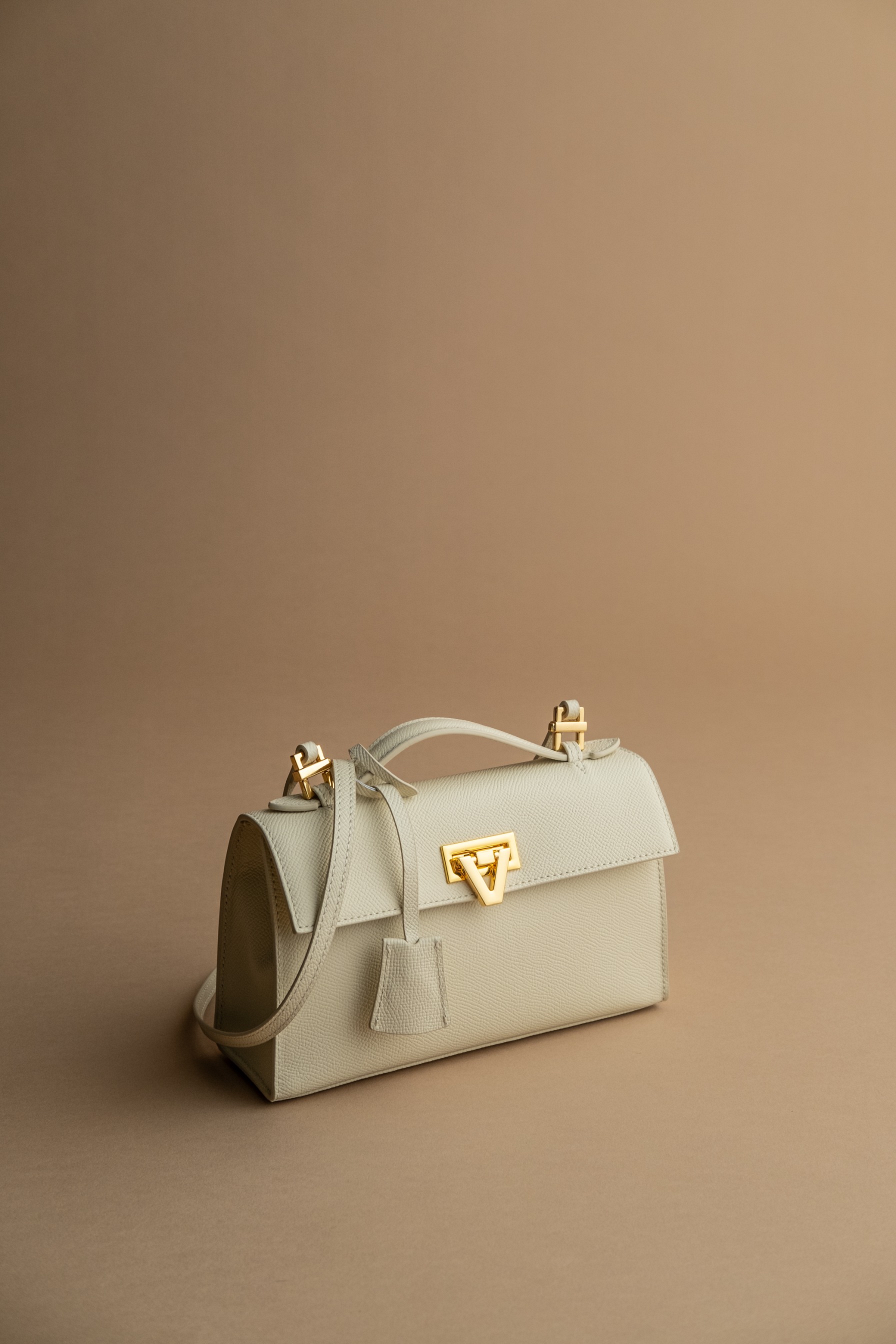PO Heart Bag Ivory Epsom Gold Buckle Shipping Start December 2025 