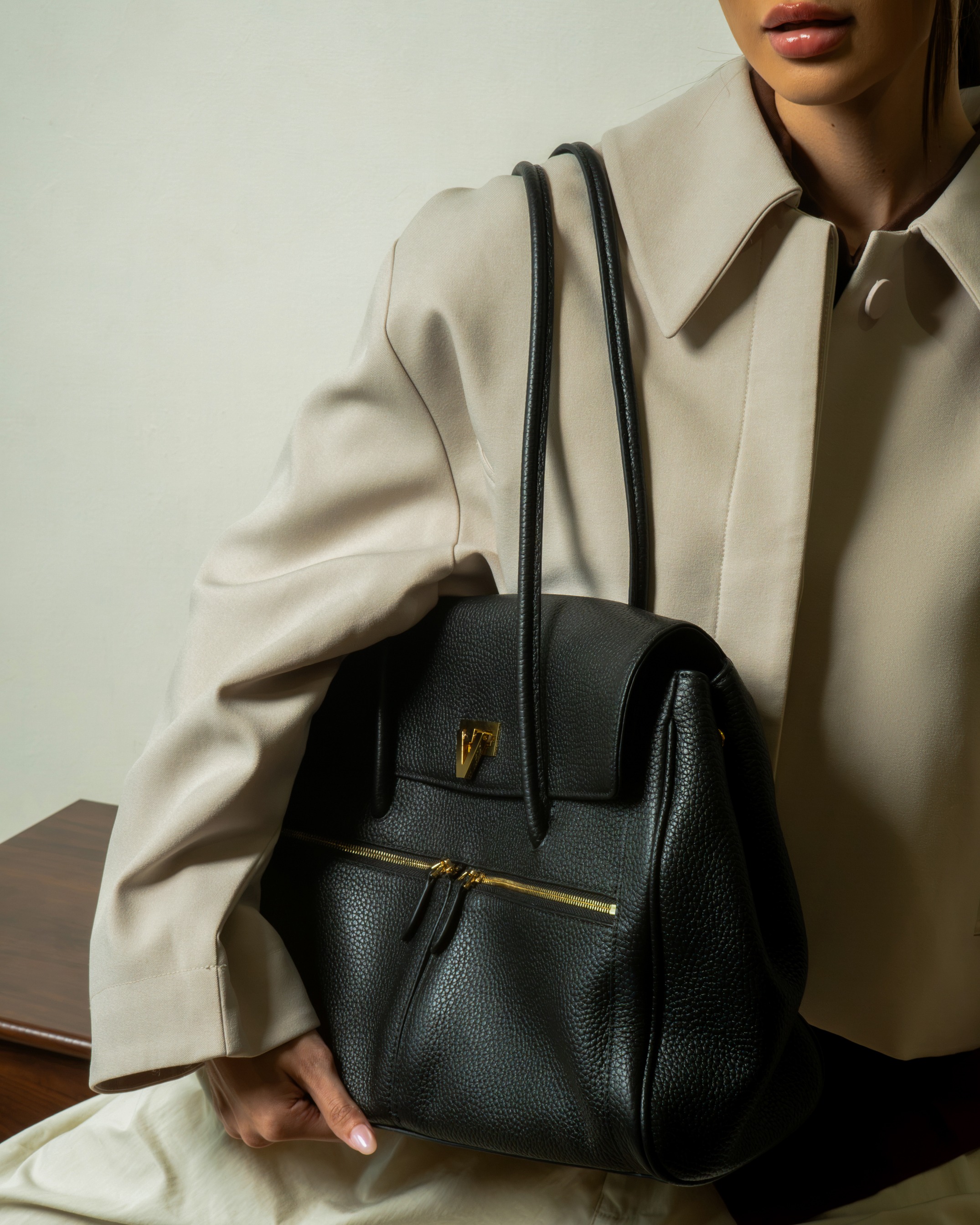PO COSMO BLACK WITH ZIP POCKET Start Shipping End of October