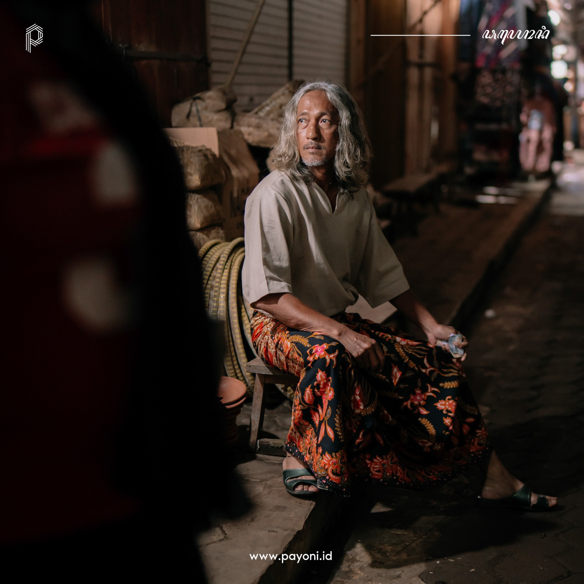 Sarung Bayan - Hitam Soga Merah