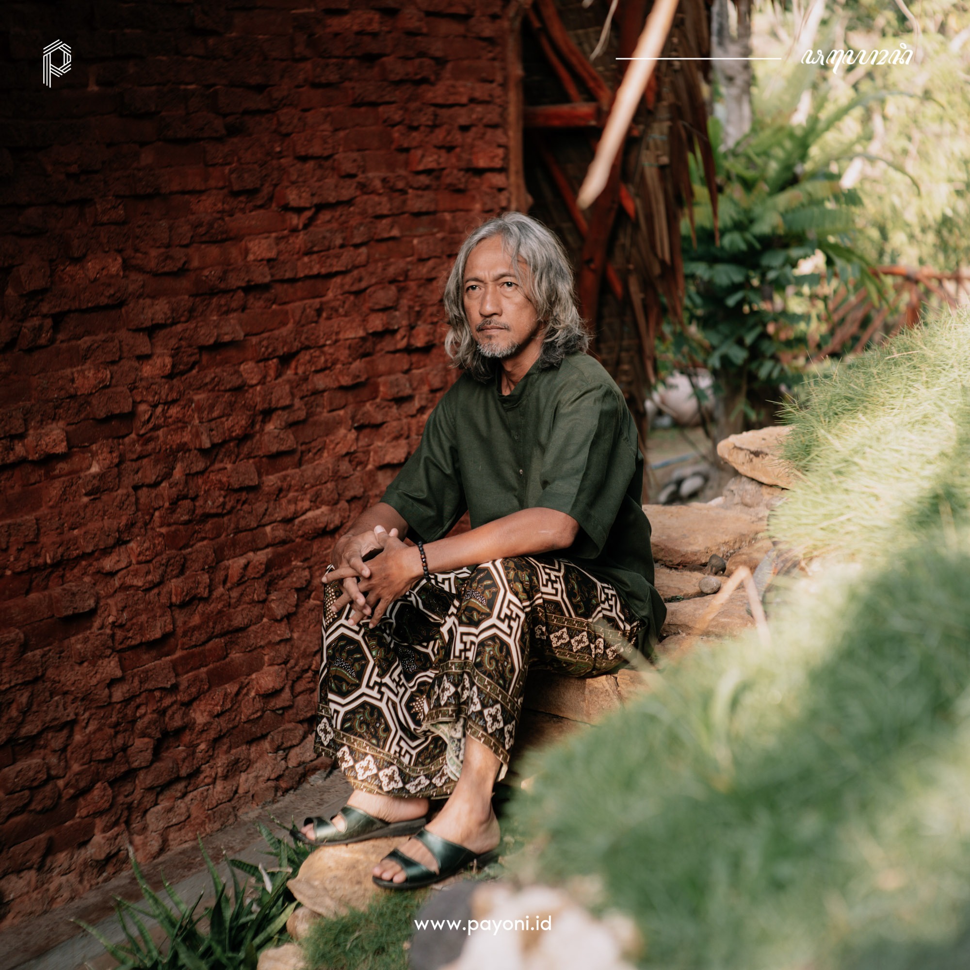 Sarung Dewananda - Hitam Klasik