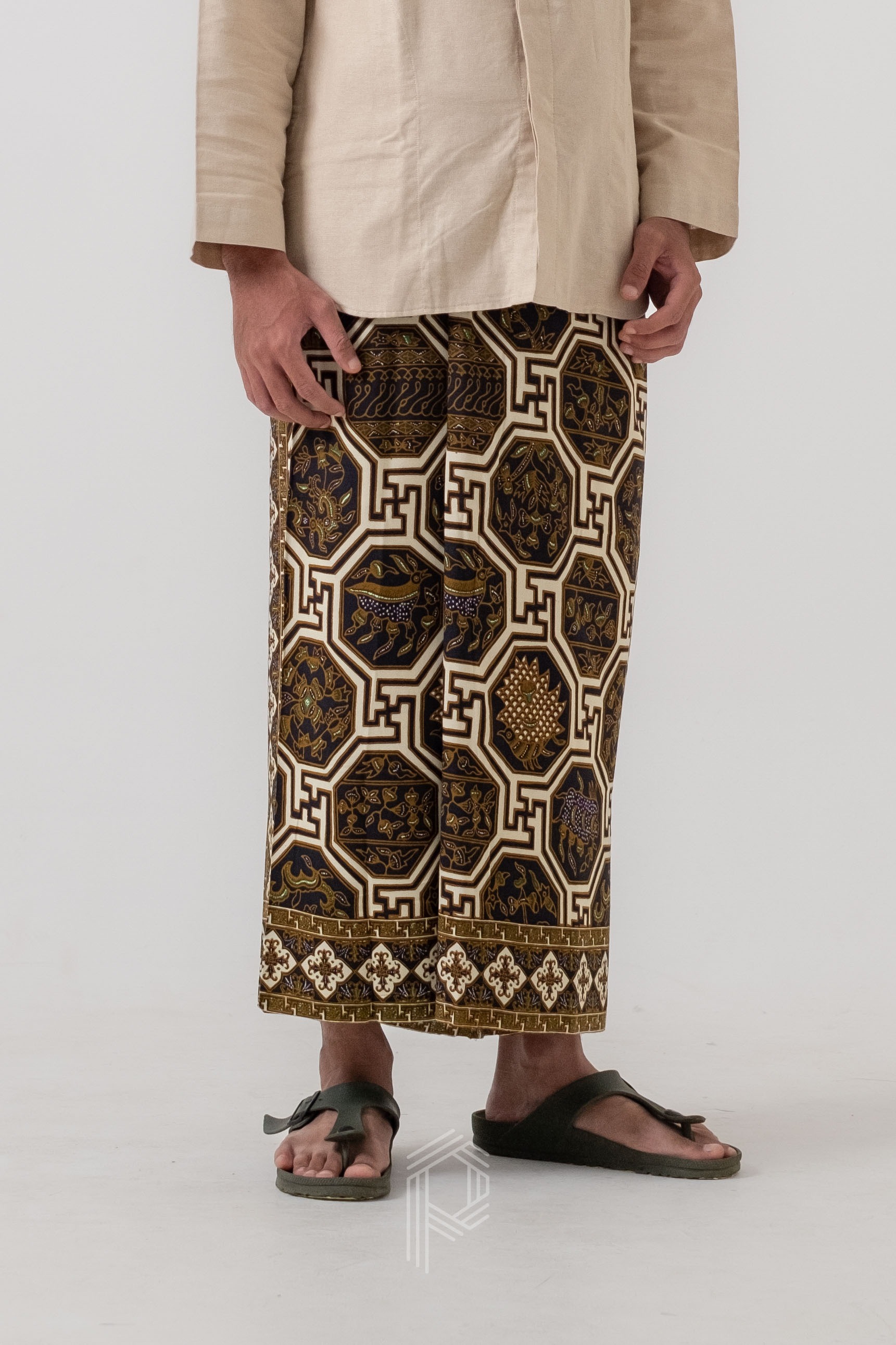 Sarung Dewananda - Hitam Klasik