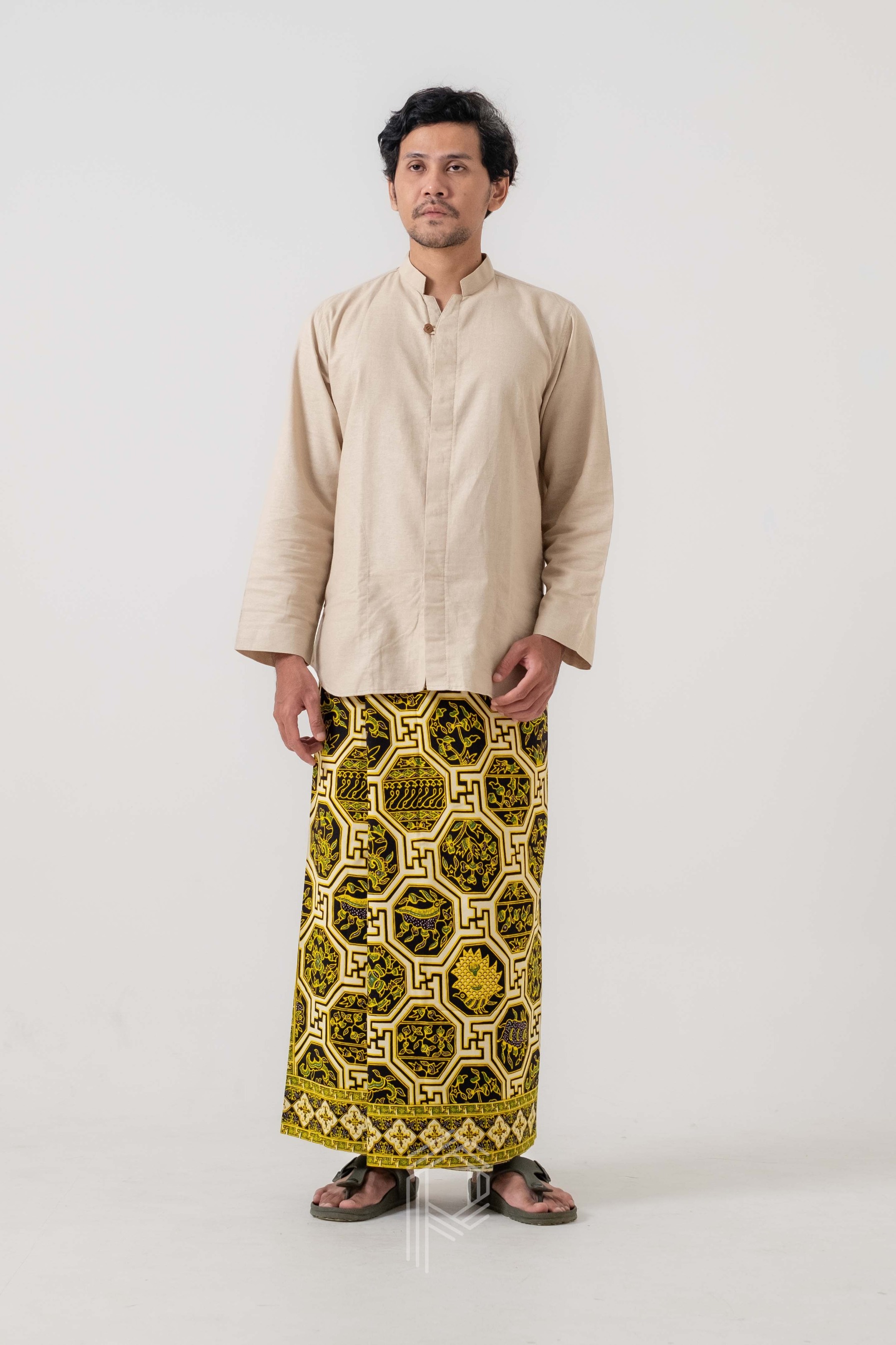 Sarung Dewananda - Hitam Soga