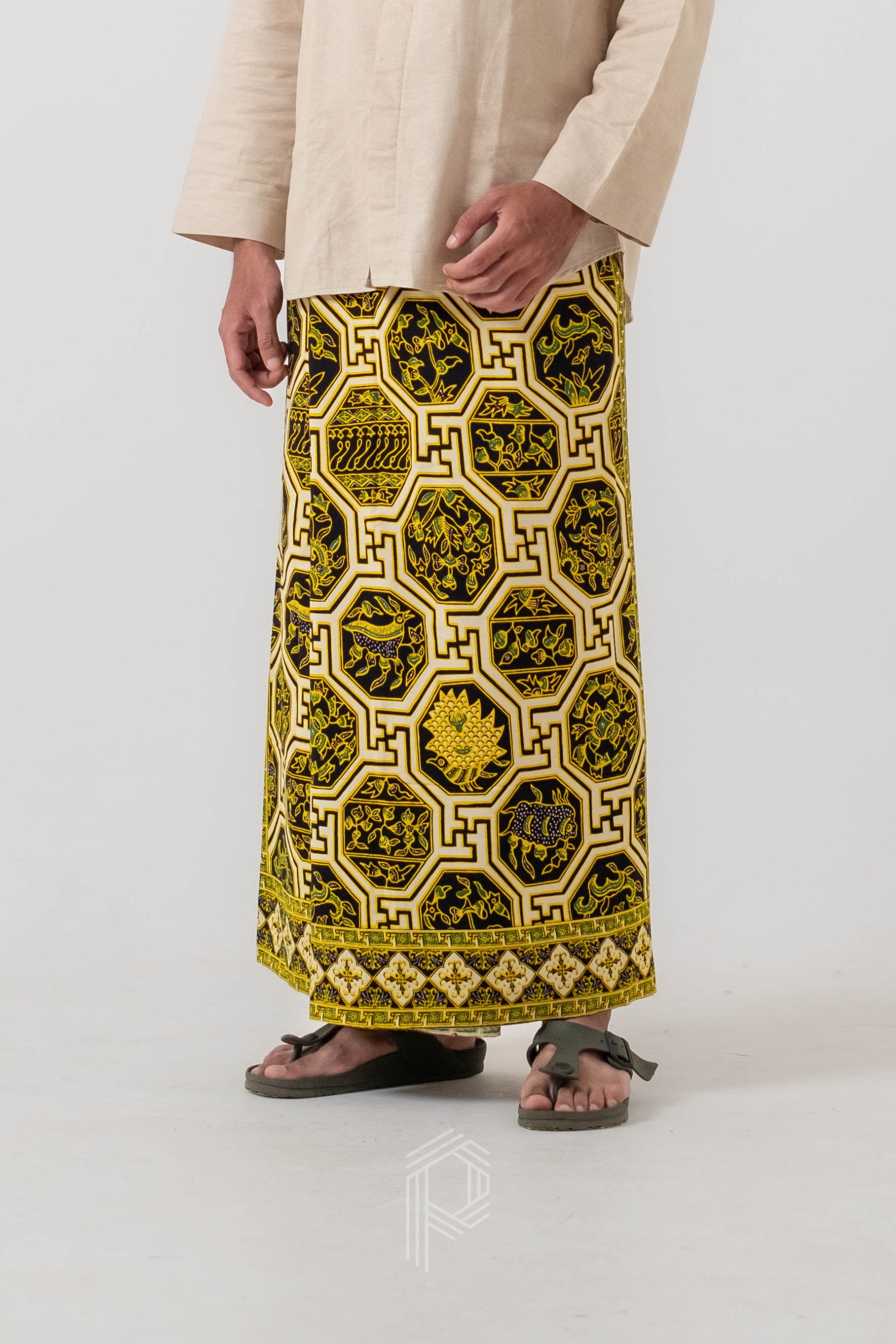 Sarung Dewananda - Hitam Soga