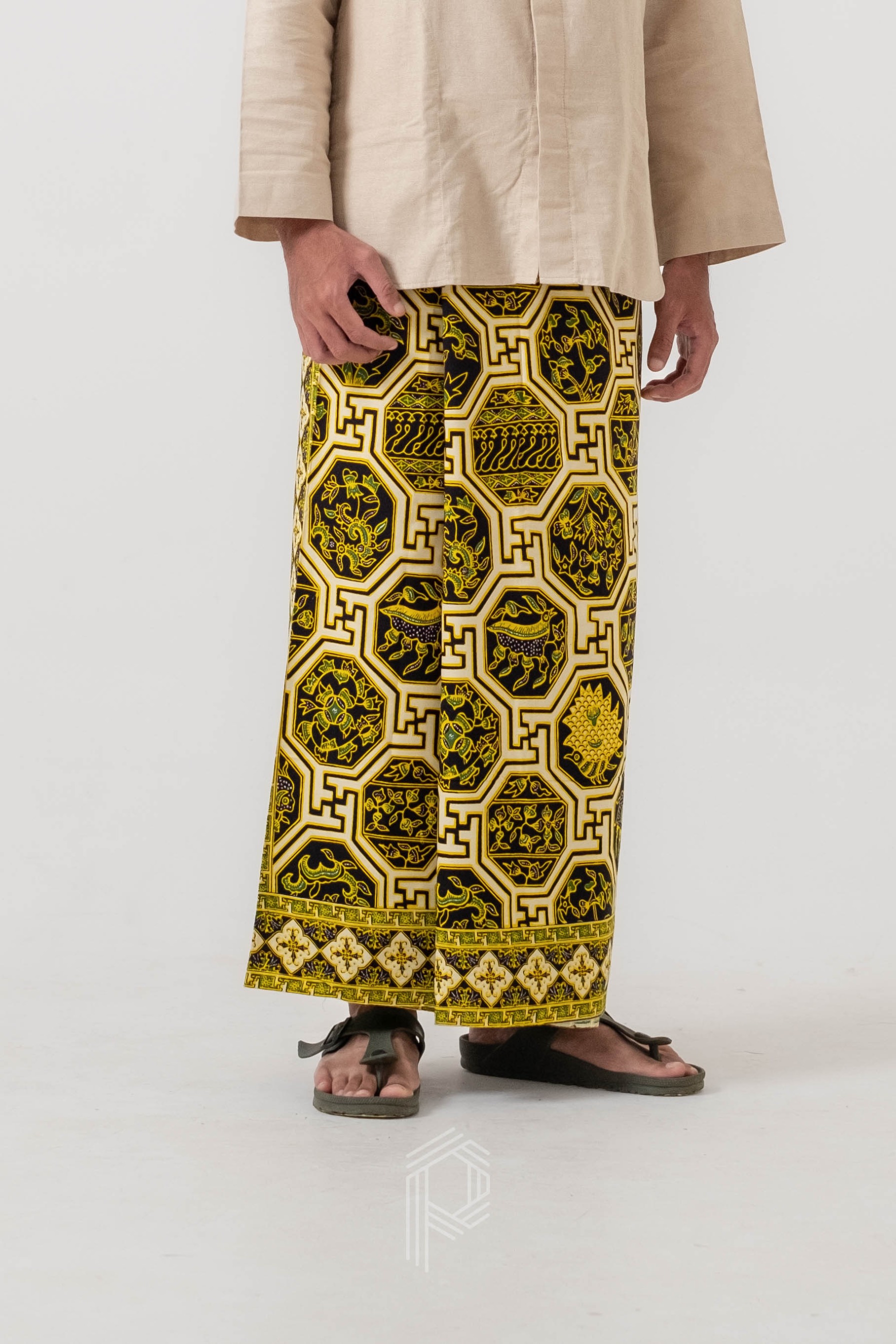 Sarung Dewananda - Hitam Soga