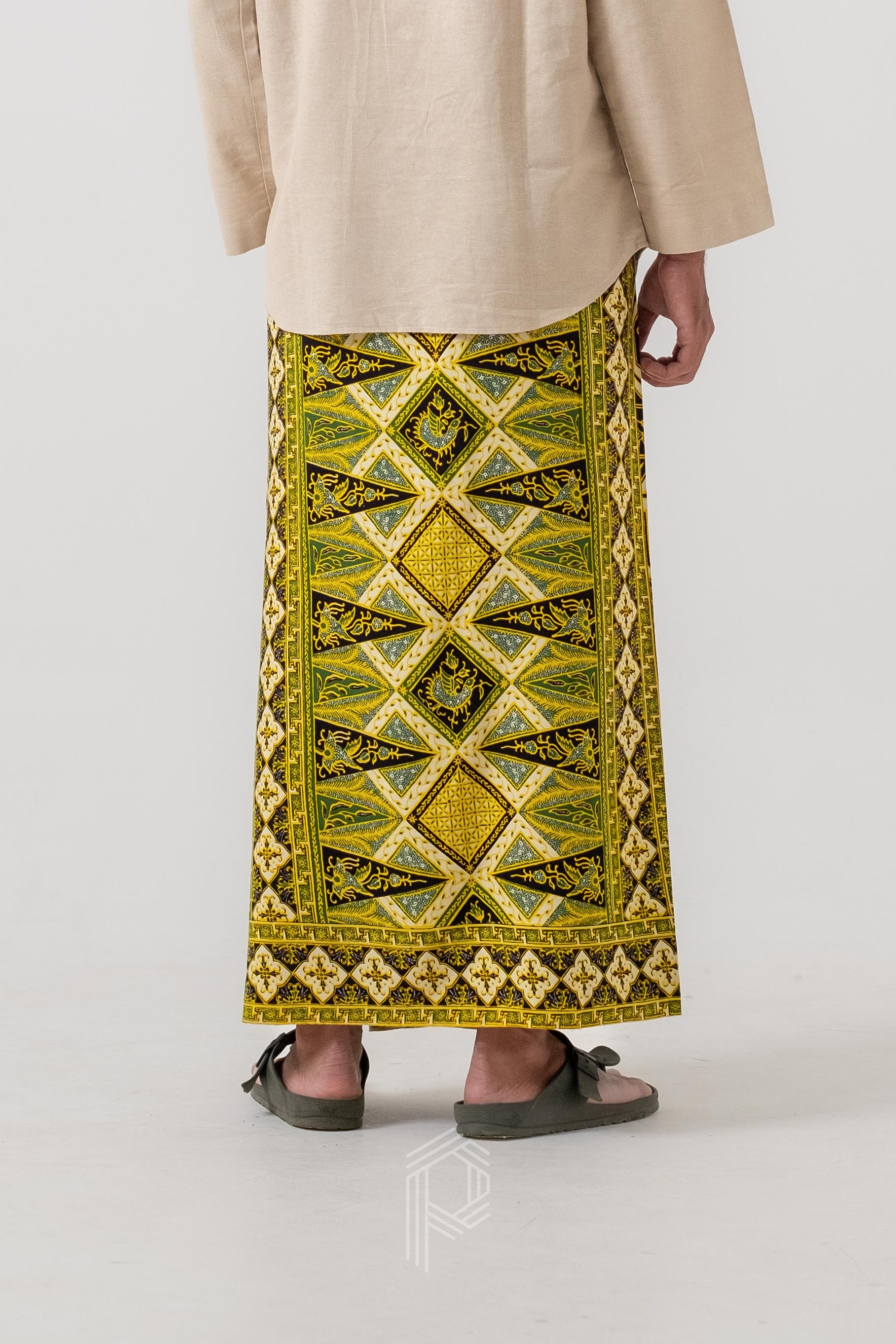 Sarung Dewananda - Hitam Soga