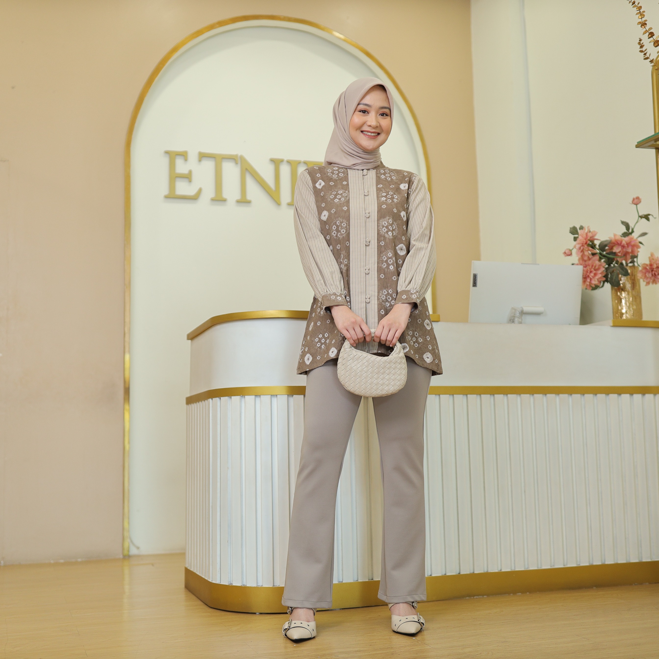 Kemeja Sabrina