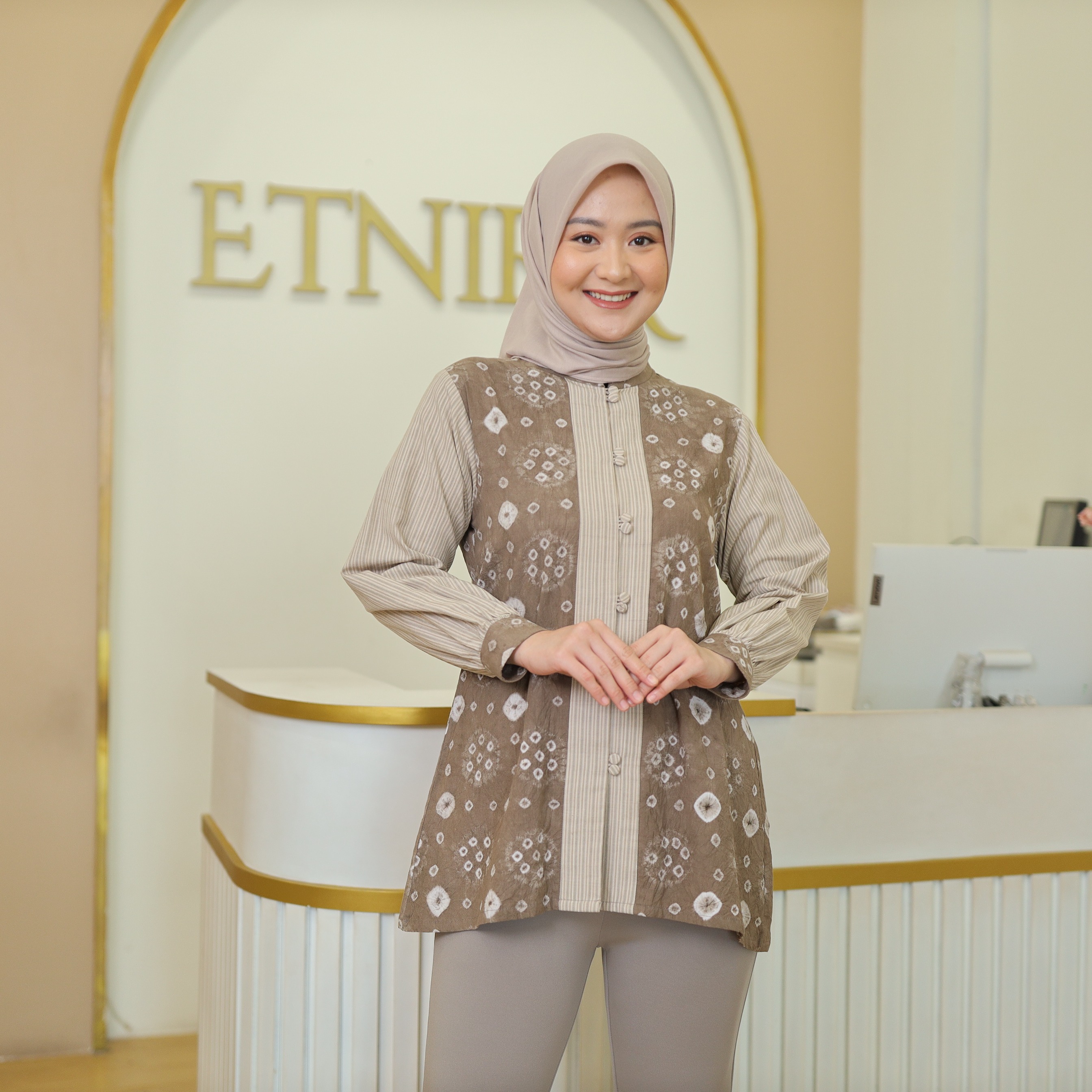 Kemeja Sabrina