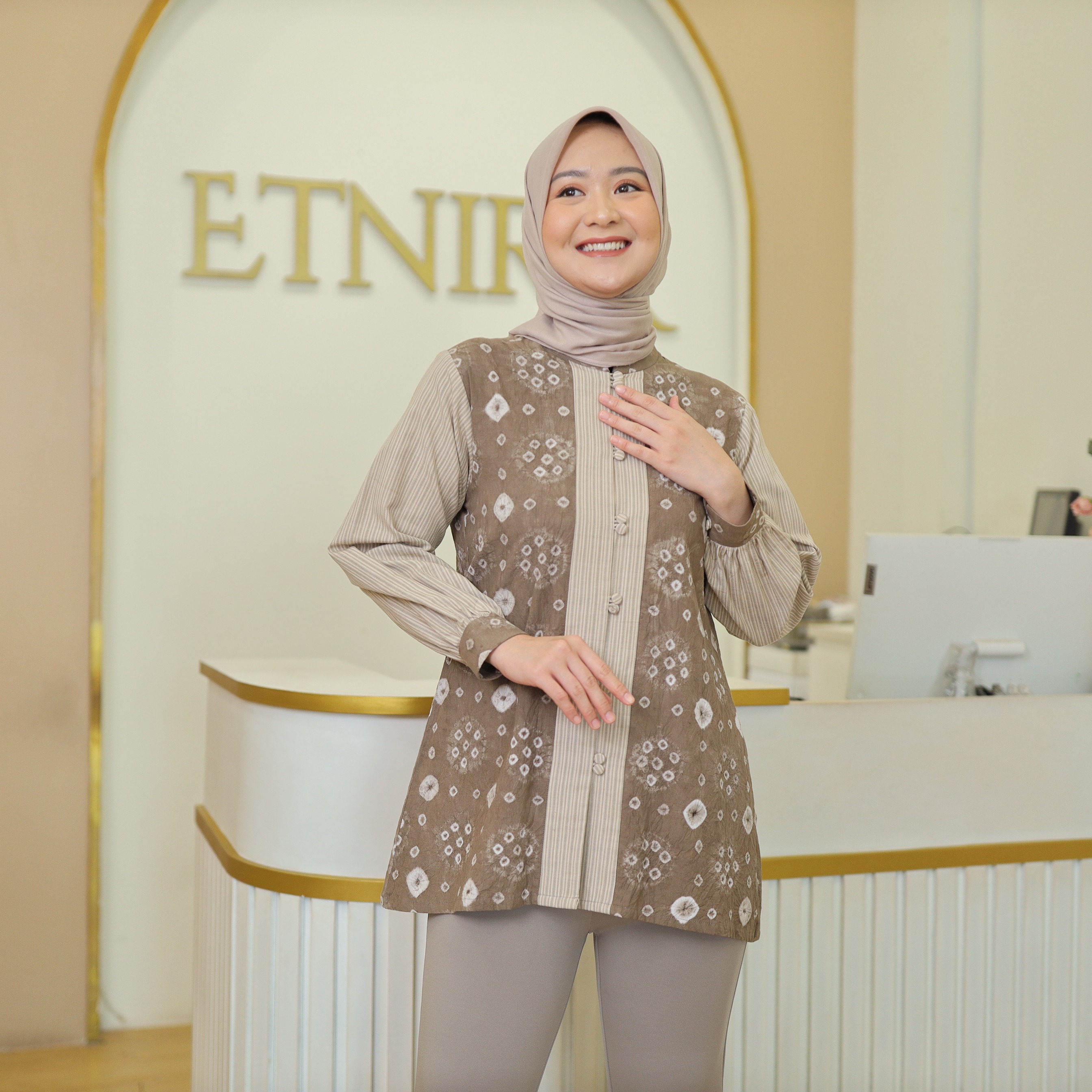 Kemeja Sabrina