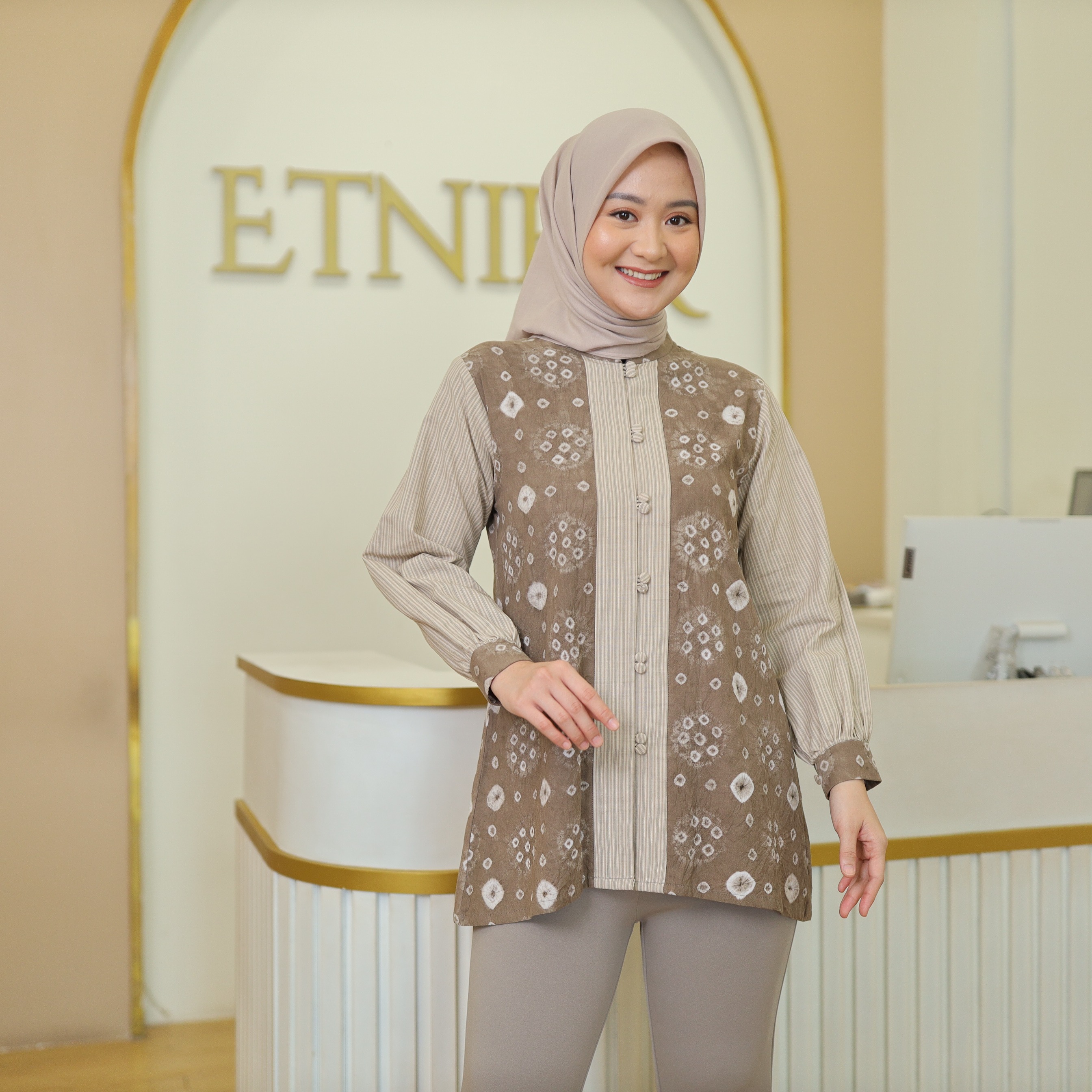 Kemeja Sabrina