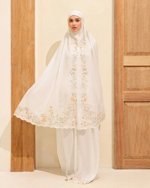 Image of Senaraya - Classic Prayer Robe in White