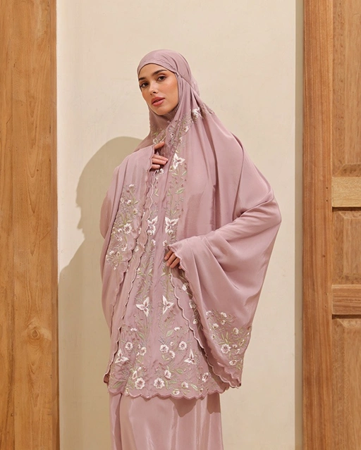 Image of Senaraya - Light Prayer Robe in Lilac