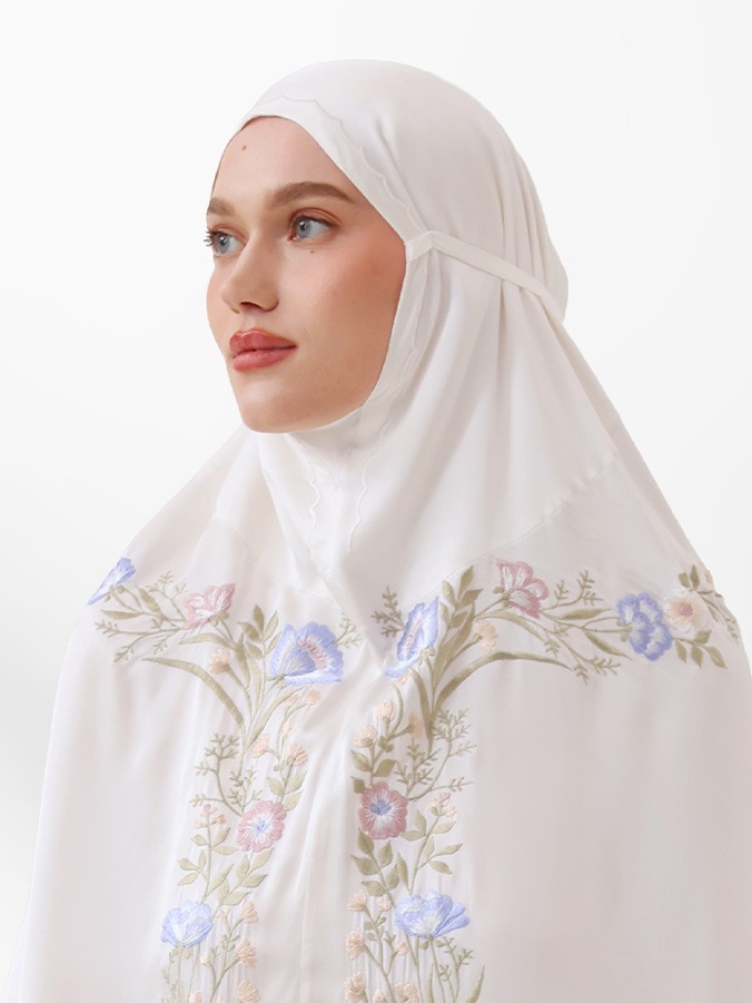 Swaranismara - Signature Prayer Robe in White