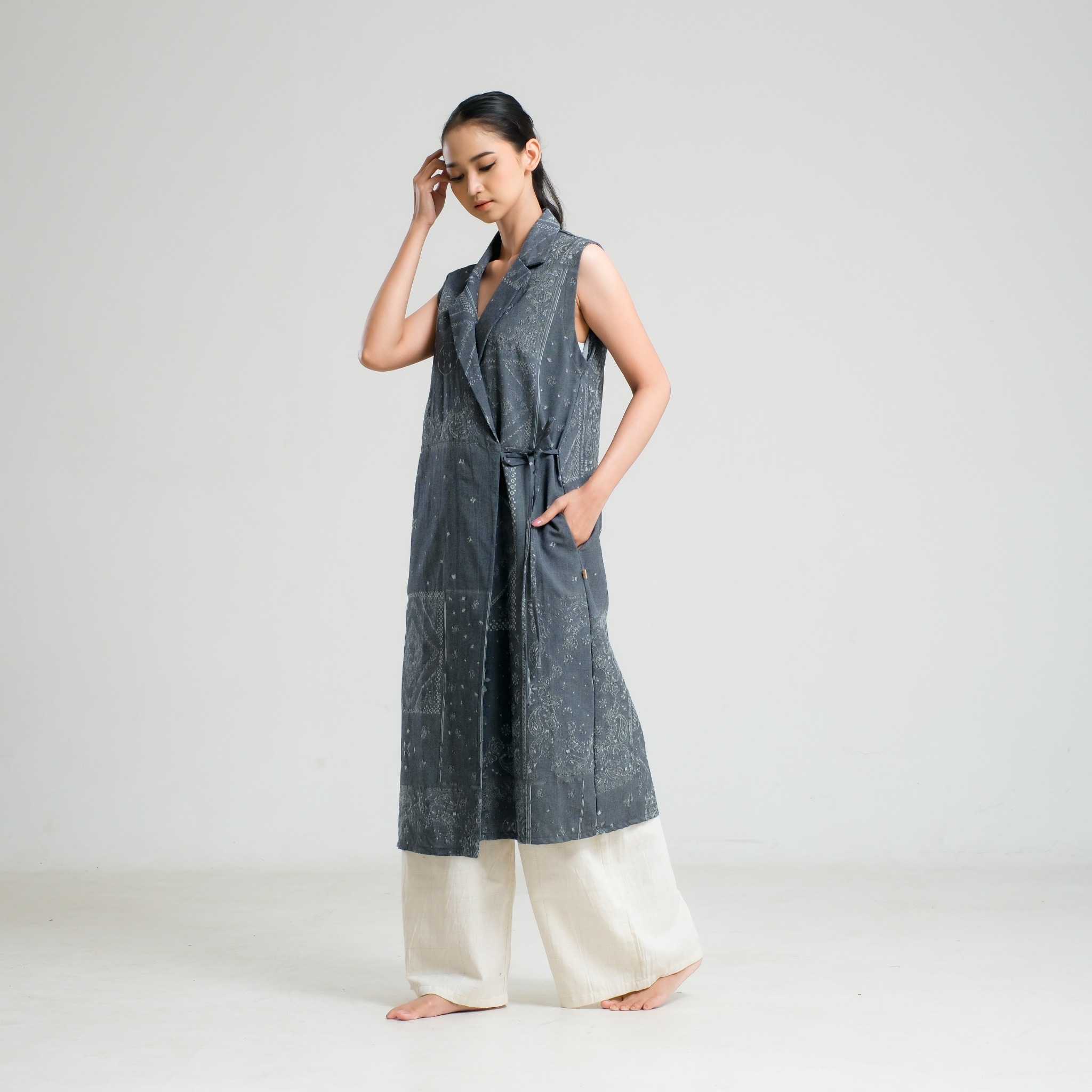 SAKA ASTA | VEST SLEEVELESS BANDANA JACQUARD