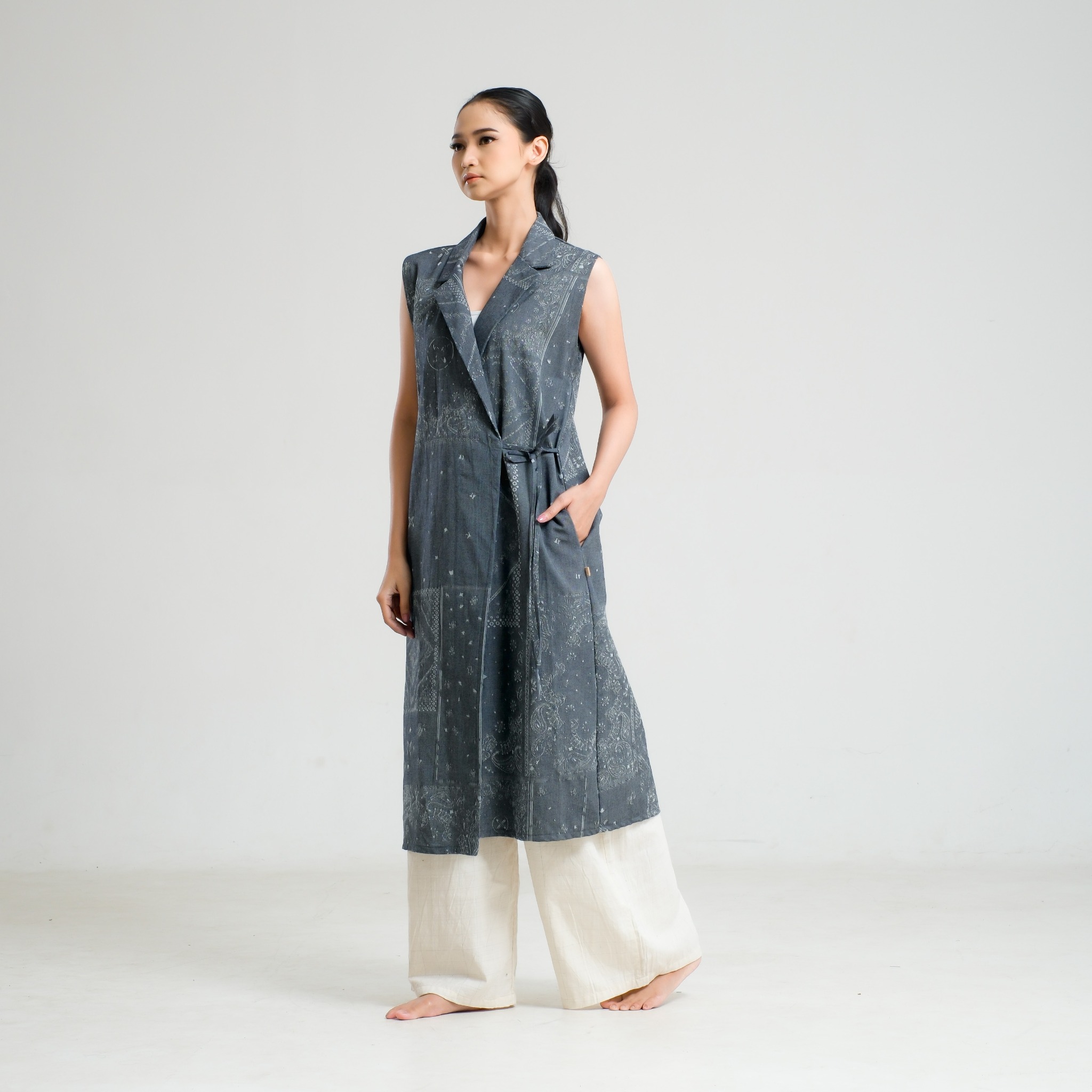 SAKA ASTA | VEST SLEEVELESS BANDANA JACQUARD