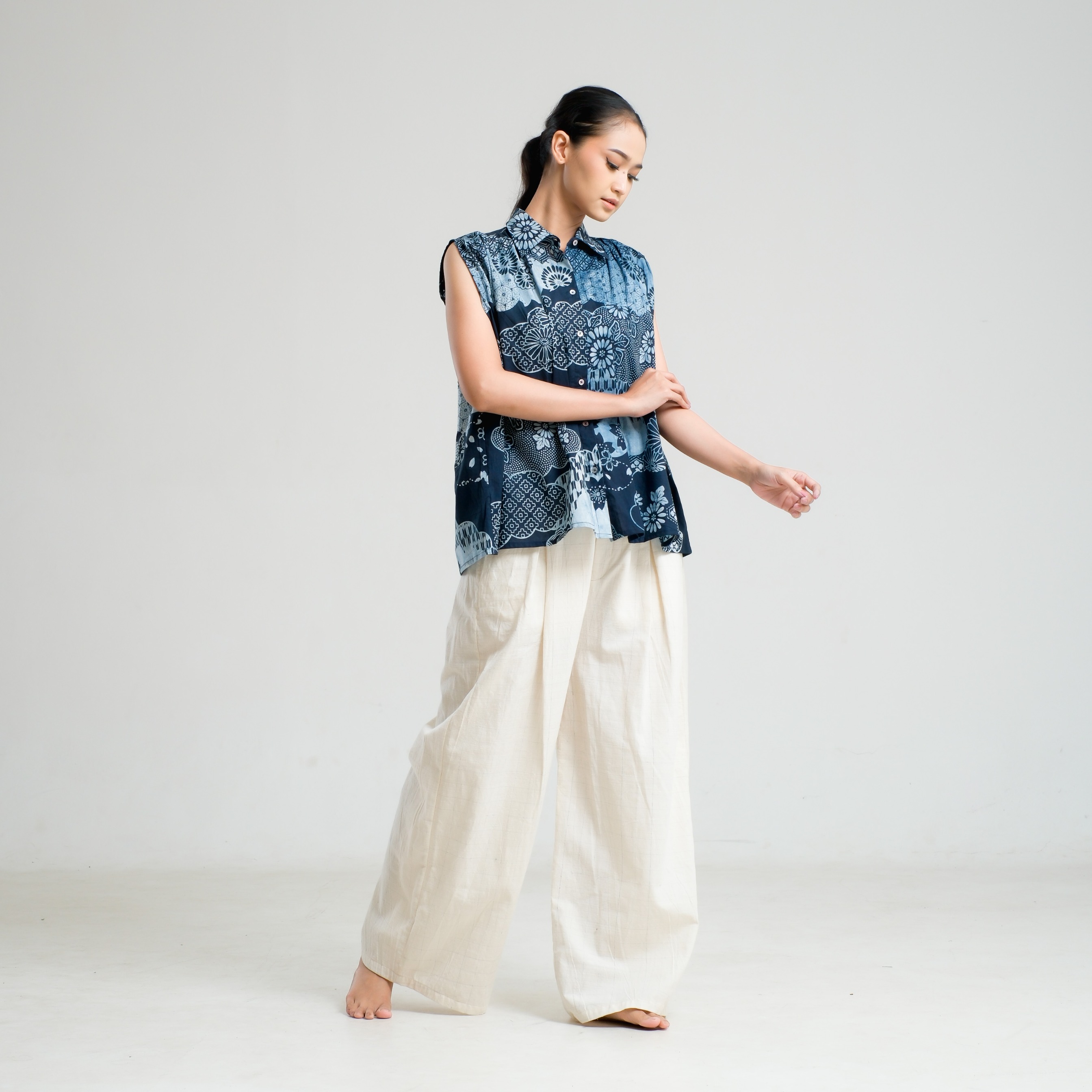 SAKAASTA | SLEEVELESS RUANG LANGIT INDIGO