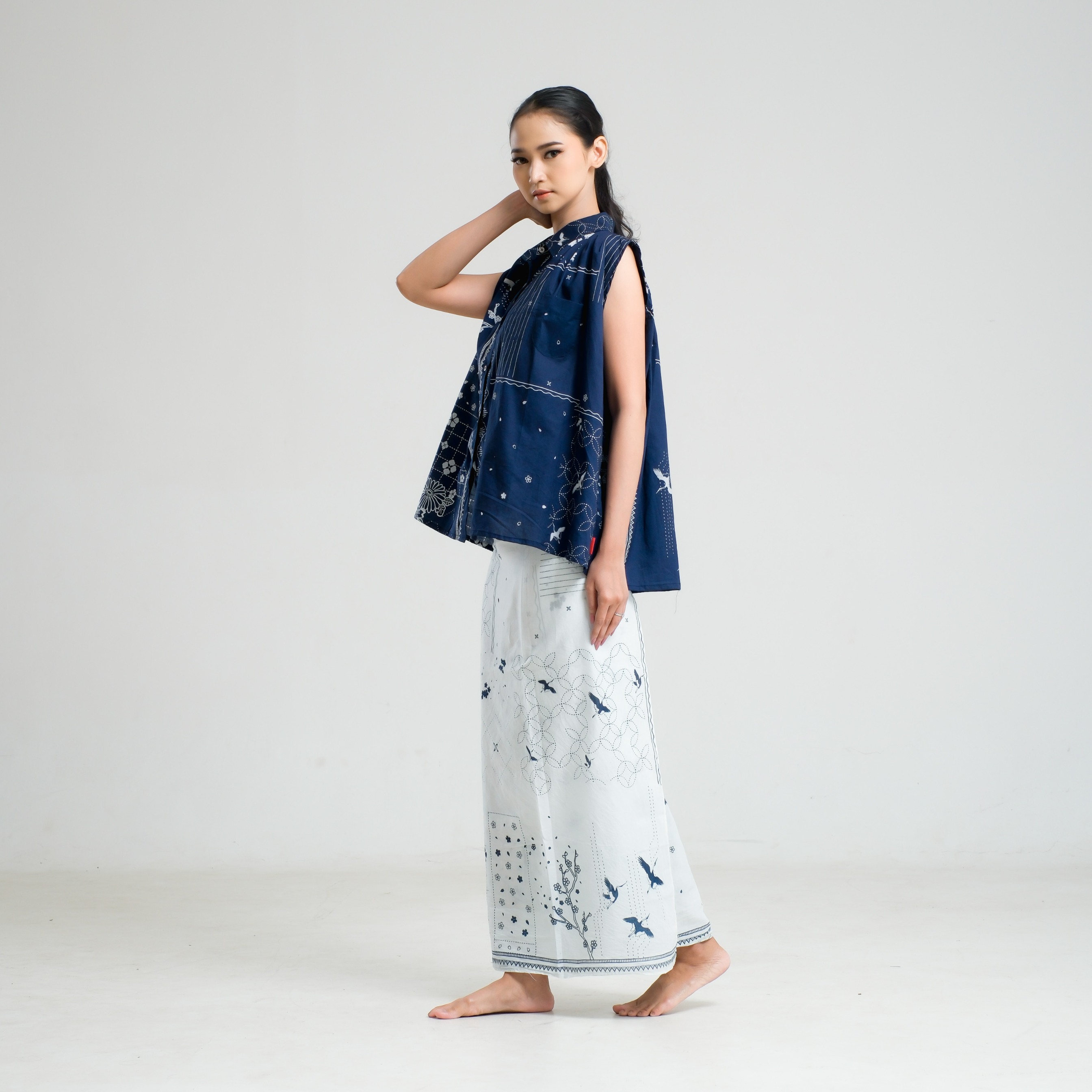 SAKAASATA | SLEEVELESS SAKURA CRANE INDIGO